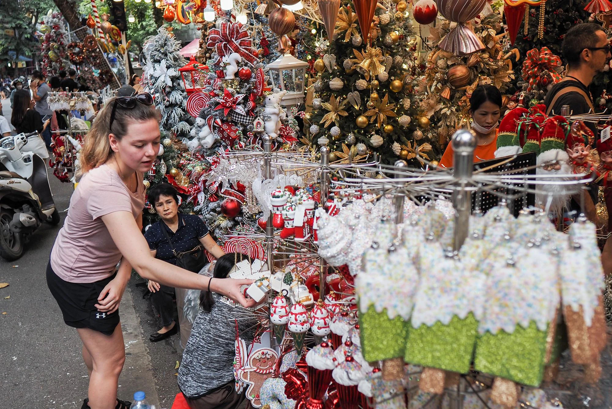 Lễ Giáng sinh, còn được gọi là lễ Thiên Chúa giáng sinh, Noel hay Christmas là một ngày lễ kỷ niệm Chúa Giê-su sinh ra đời, theo phần lớn các tín hữu Kitô giáo. Lễ Giáng sinh, còn được gọi là lễ Thiên Chúa giáng sinh, Noel hay Christmas là một ngày lễ kỷ niệm Chúa Giê-su sinh ra đời, theo phần lớn các tín hữu Kitô giáo.