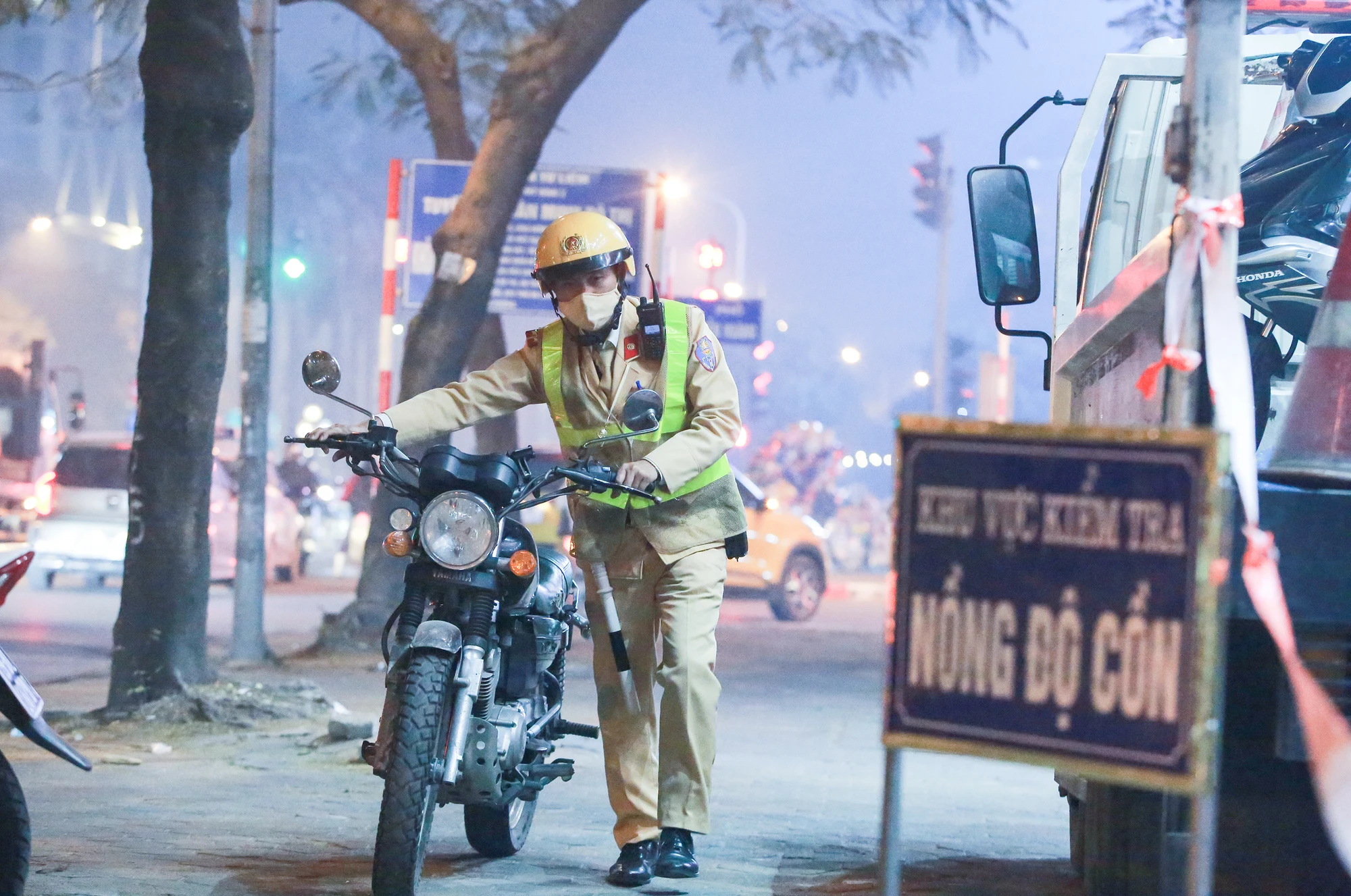 Một số trường hợp, khi bị CSGT lập biên bản đã cho biết chỉ uống 1 ly rượu vang với bạn trong buổi họp lớp cuối năm và không nghĩ sẽ bị thổi nồng độ cồn. Còn lại đều là lý do những ngày gần đây có bóng đá, nhất là đêm 21/12 có trận bóng nên mọi người làm vài cốc bia cho vui, do chủ quan là mình còn tỉnh táo nên vẫn lái xe về Một số trường hợp, khi bị CSGT lập biên bản đã cho biết chỉ uống 1 ly rượu vang với bạn trong buổi họp lớp cuối năm và không nghĩ sẽ bị thổi nồng độ cồn. Còn lại đều là lý do những ngày gần đây có bóng đá, nhất là đêm 21/12 có trận bóng nên mọi người làm vài cốc bia cho vui, do chủ quan là mình còn tỉnh táo nên vẫn lái xe về