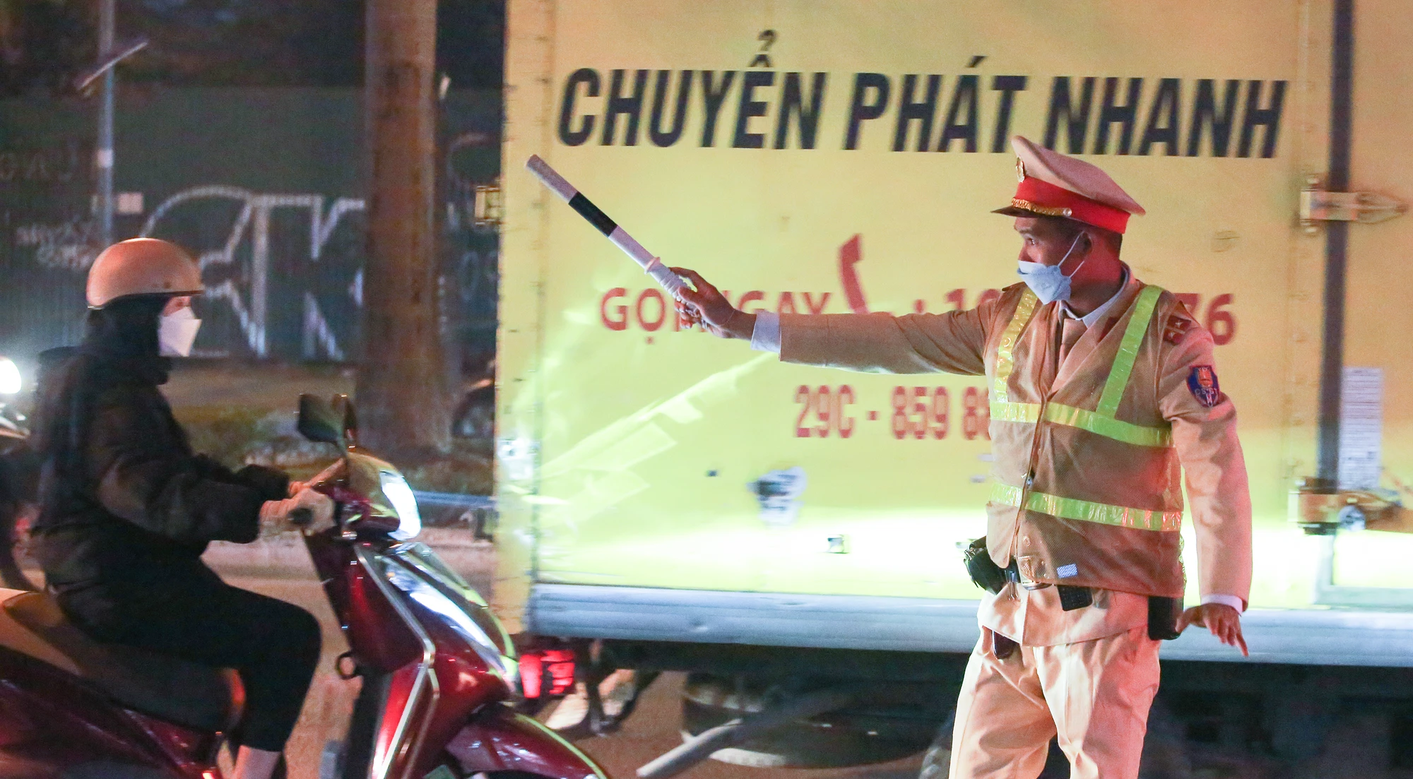 Sau hàng loạt vụ tai nạn giao thông có liên quan đến tài xế vi phạm nồng độ cồn, Công an TP. Hà Nội đã tăng cường xử lý “ma men” điều khiển phương tiện trong những tháng cuối năm nhằm hạn chế tối đa tai nạn. Sau hàng loạt vụ tai nạn giao thông có liên quan đến tài xế vi phạm nồng độ cồn, Công an TP. Hà Nội đã tăng cường xử lý “ma men” điều khiển phương tiện trong những tháng cuối năm nhằm hạn chế tối đa tai nạn.
