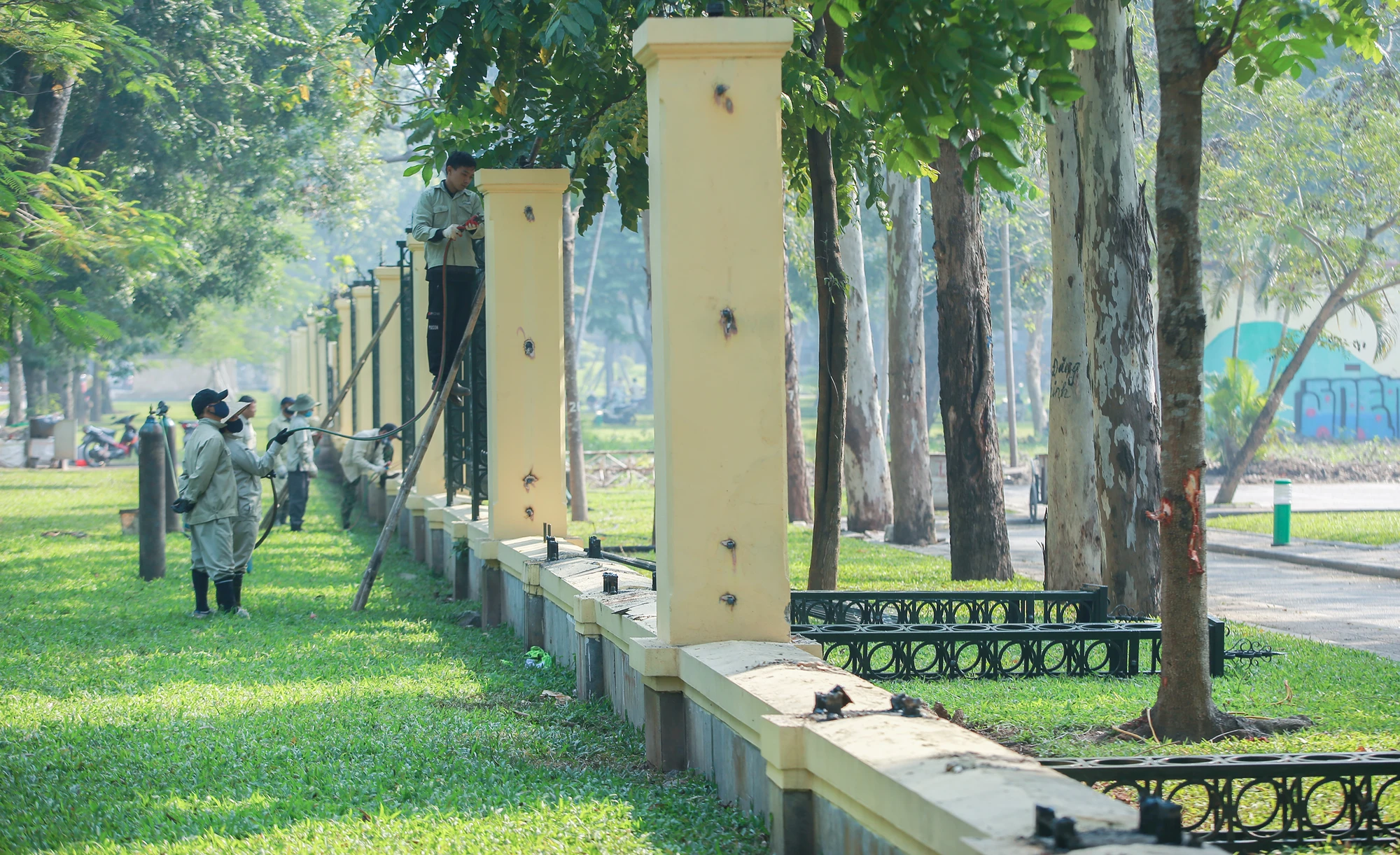 Thông tin từ đơn vị tháo dỡ được biết, việc dỡ hàng rào được thực hiện theo chủ trương của UBND Hà Nội, nhằm tạo không gian mở để nhân dân dễ dàng tiếp cận với công viên, vườn hoa. Dự kiến việc tháo rào hoàn thành trước ngày 30-12, để triển khai dự phố đi bộ khu vực và hệ thống vườn hoa xuân quanh hồ Thiền Quang đối diện cửa chính Công viên Thống Nhất. Thông tin từ đơn vị tháo dỡ được biết, việc dỡ hàng rào được thực hiện theo chủ trương của UBND Hà Nội, nhằm tạo không gian mở để nhân dân dễ dàng tiếp cận với công viên, vườn hoa. Dự kiến việc tháo rào hoàn thành trước ngày 30-12, để triển khai dự phố đi bộ khu vực và hệ thống vườn hoa xuân quanh hồ Thiền Quang đối diện cửa chính Công viên Thống Nhất.