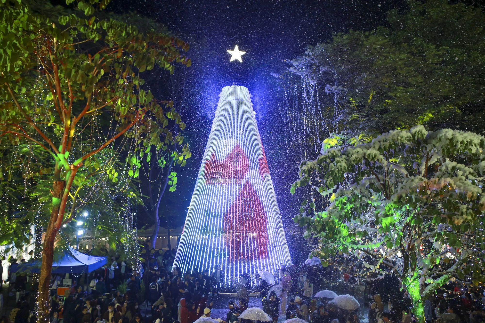 Các bạn trẻ ở đây cho biết Noel năm nay là một đêm tuyệt vời đối với nhiều người. Các bạn trẻ ở đây cho biết Noel năm nay là một đêm tuyệt vời đối với nhiều người.