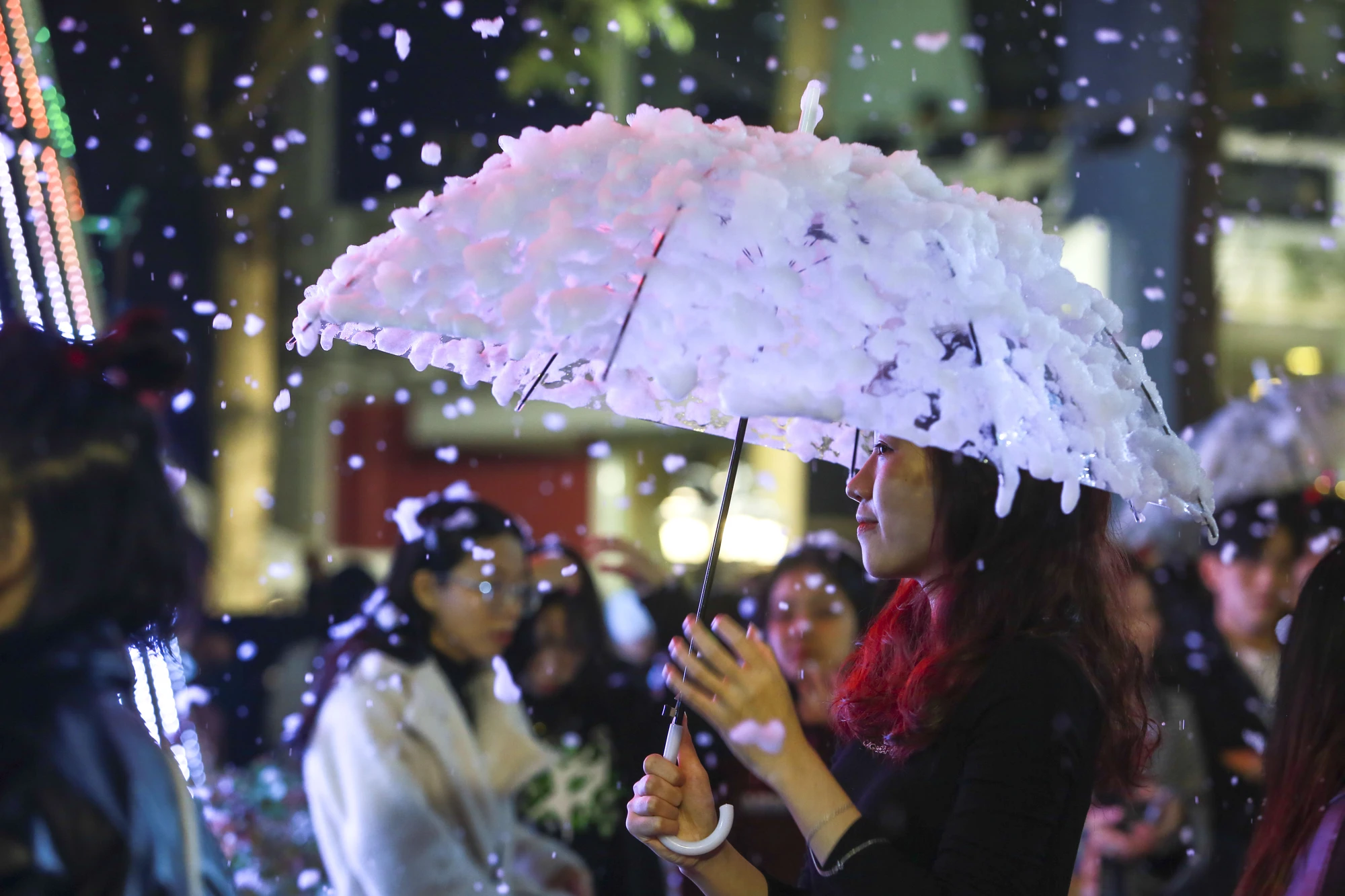 Với những "bông tuyết" trắng xóa kèm cảm giác se lạnh làm cho mọi người thấy mình như đang được đứng dưới bầu trời châu Âu, như những bộ phim lãng mạn về tuyết rơi đã từng xem. Với những "bông tuyết" trắng xóa kèm cảm giác se lạnh làm cho mọi người thấy mình như đang được đứng dưới bầu trời châu Âu, như những bộ phim lãng mạn về tuyết rơi đã từng xem.