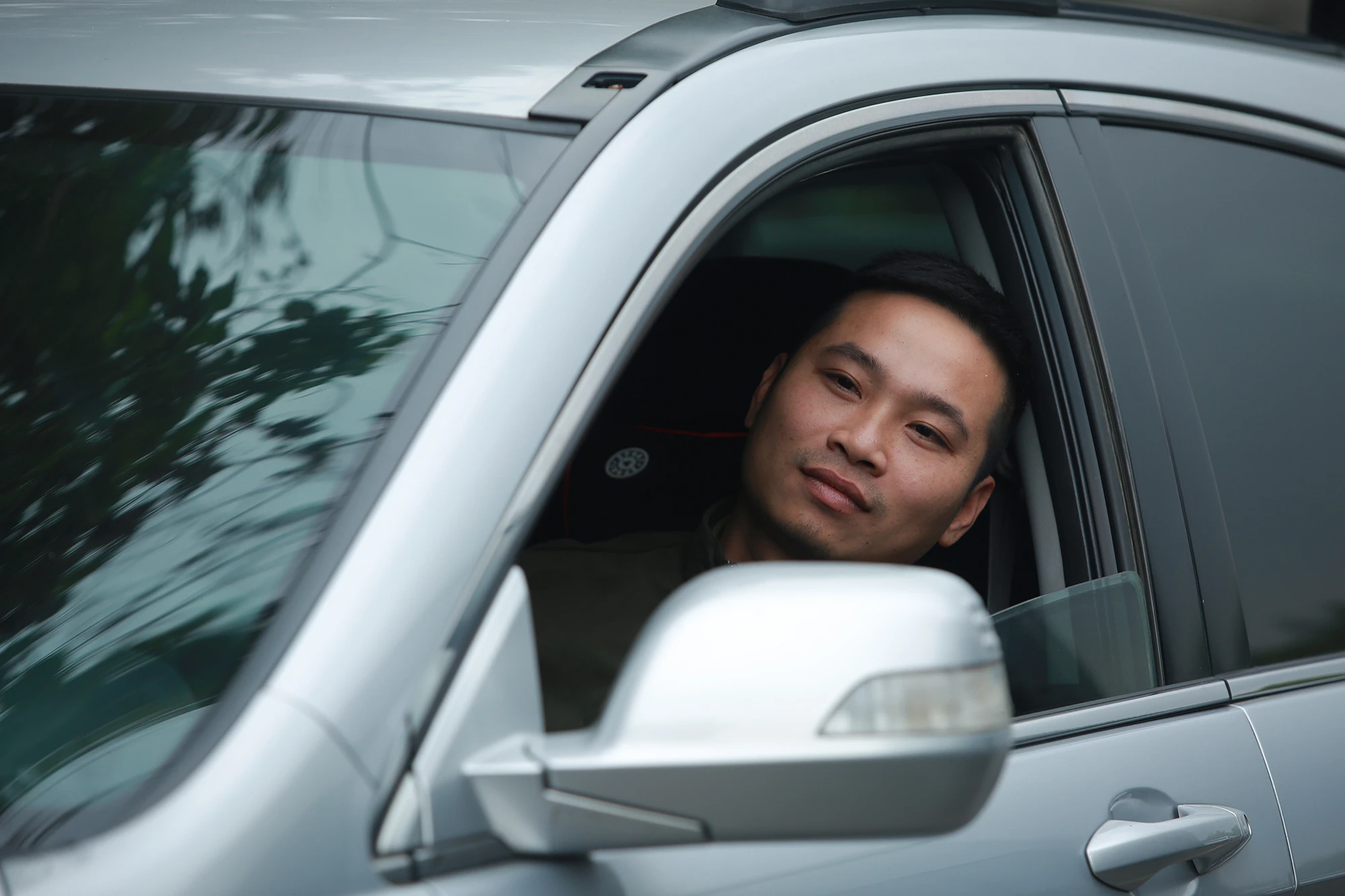 Tài xế Nguyễn Văn Nam (ở quận Cầu Giấy) cho biết: “Xe tôi đã hết hạn đăng kiểm, ngày hôm qua tôi ra điểm đăng kiểm ở đường Phạm Văn Đồng nhưng do quá đông, nên hôm nay đi sớm ra điểm này chờ. Tôi đến từ 8h sáng, xếp hàng hơn 2 tiếng đồng hồ mà vẫn chưa đến lượt.” Tài xế Nguyễn Văn Nam (ở quận Cầu Giấy) cho biết: “Xe tôi đã hết hạn đăng kiểm, ngày hôm qua tôi ra điểm đăng kiểm ở đường Phạm Văn Đồng nhưng do quá đông, nên hôm nay đi sớm ra điểm này chờ. Tôi đến từ 8h sáng, xếp hàng hơn 2 tiếng đồng hồ mà vẫn chưa đến lượt.”