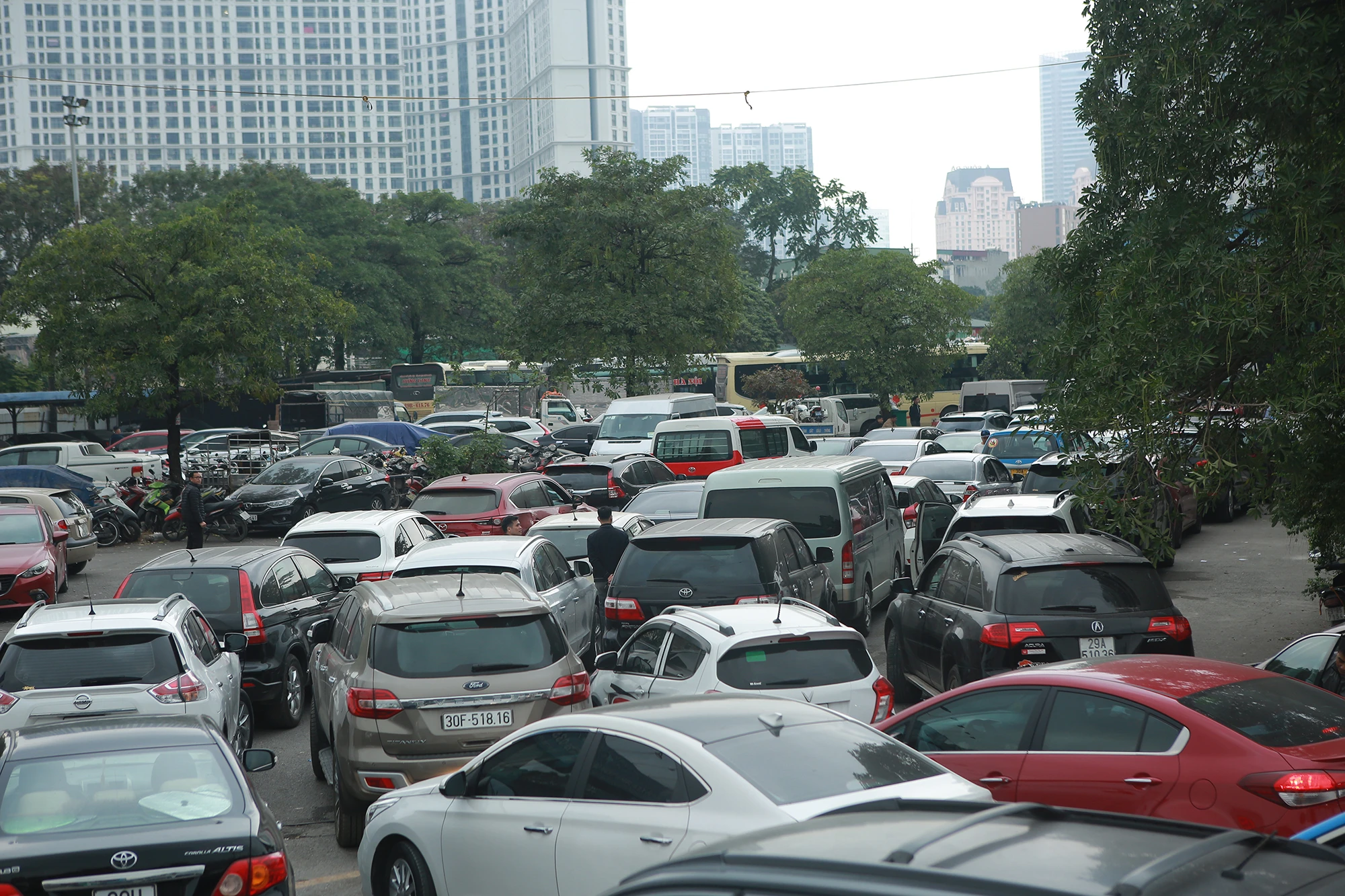 Tài xế Nguyễn Văn Hùng (ở Ô Chợ Dừa, TP Hà Nội) chia sẻ: “Quá đông xe vào đăng kiểm, tôi chờ từ ngoài cây xăng đường Lê Quang Đạo, đi vào được đến đây cũng phải mất hơn 2 giờ.” Tài xế Nguyễn Văn Hùng (ở Ô Chợ Dừa, TP Hà Nội) chia sẻ: “Quá đông xe vào đăng kiểm, tôi chờ từ ngoài cây xăng đường Lê Quang Đạo, đi vào được đến đây cũng phải mất hơn 2 giờ.”