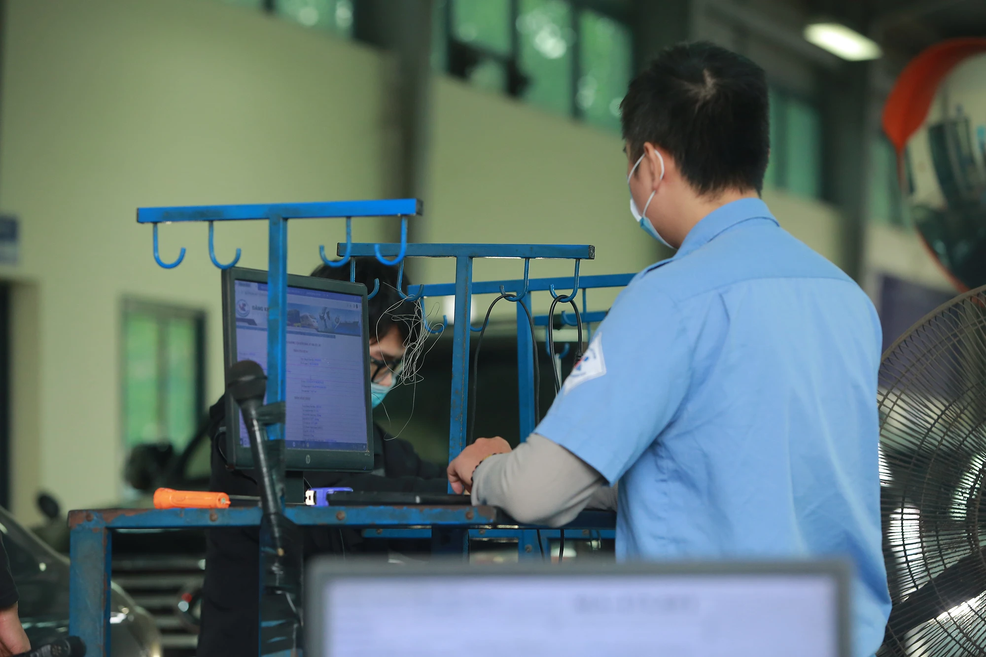 Phía bên trong, các nhân viên của trung tâm làm việc hết công suất. Phía bên trong, các nhân viên của trung tâm làm việc hết công suất.