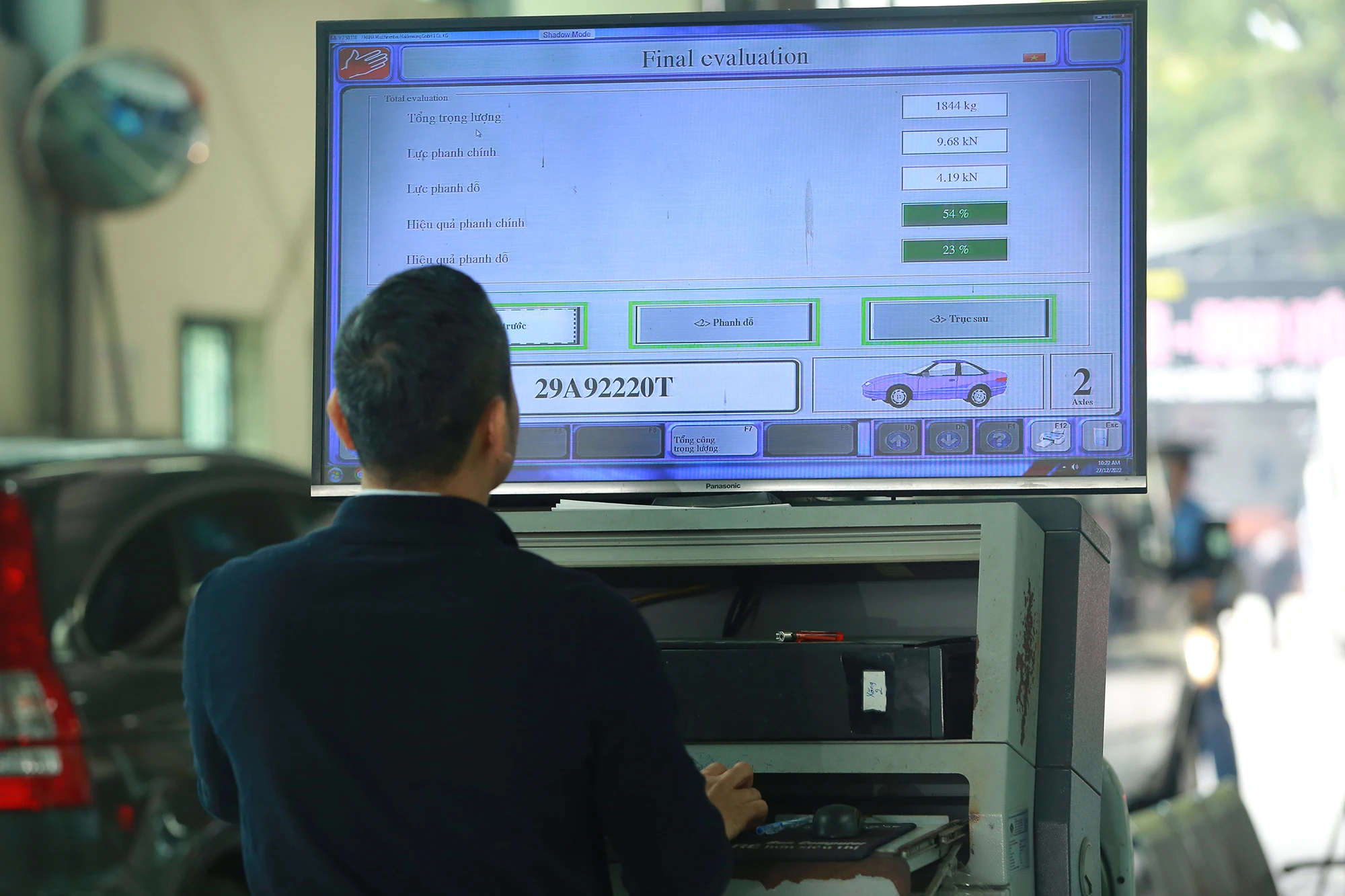 Có 2 làn xe được đăng kiểm tại trung tâm này, thời gian đăng kiểm một phương tiện khoảng 40 phút. Có 2 làn xe được đăng kiểm tại trung tâm này, thời gian đăng kiểm một phương tiện khoảng 40 phút.