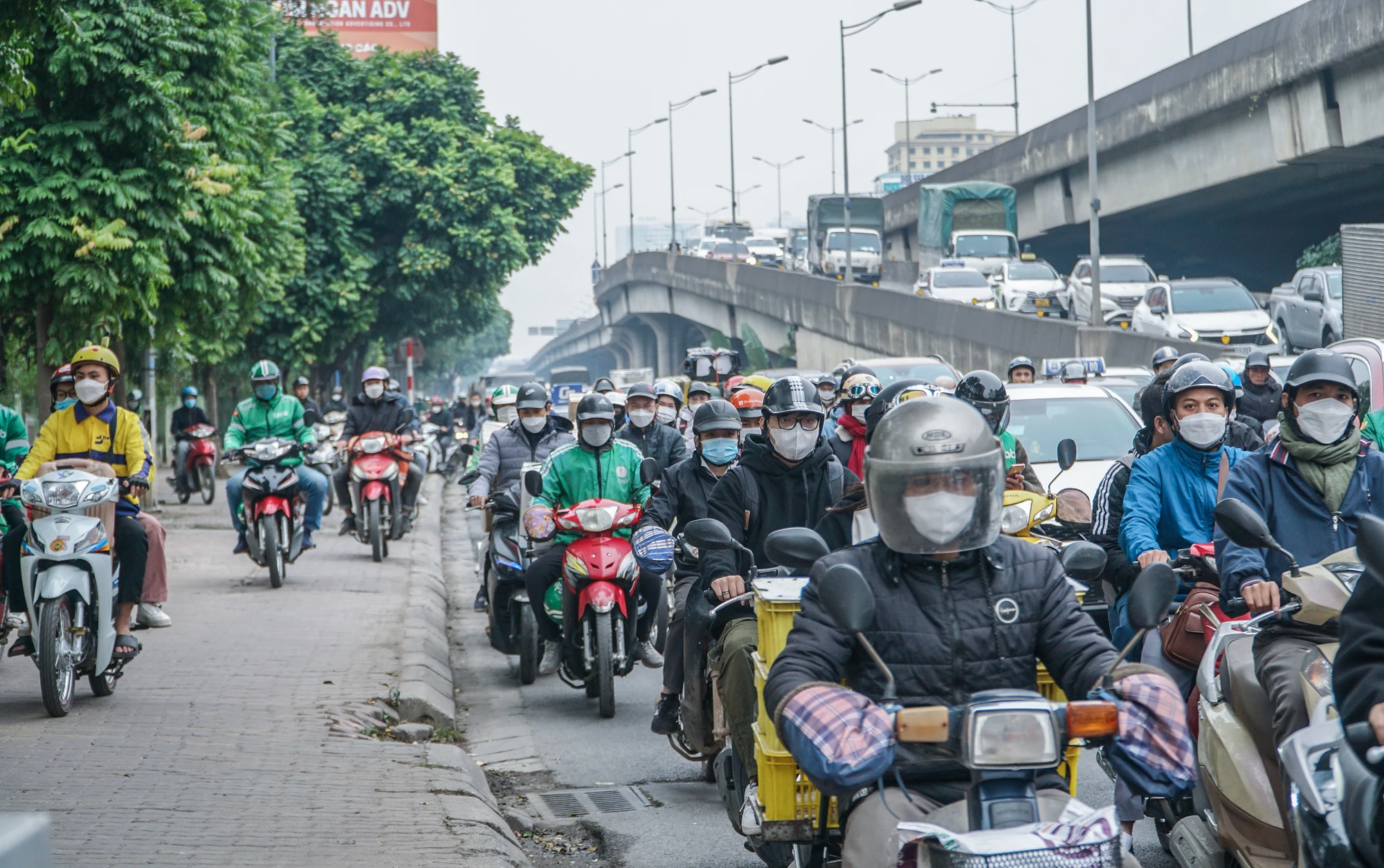 Lượng phương tiện quá đông đúc, có chỗ nhiều người leo lên cả vỉa hè để di chuyển. Lượng phương tiện quá đông đúc, có chỗ nhiều người leo lên cả vỉa hè để di chuyển.