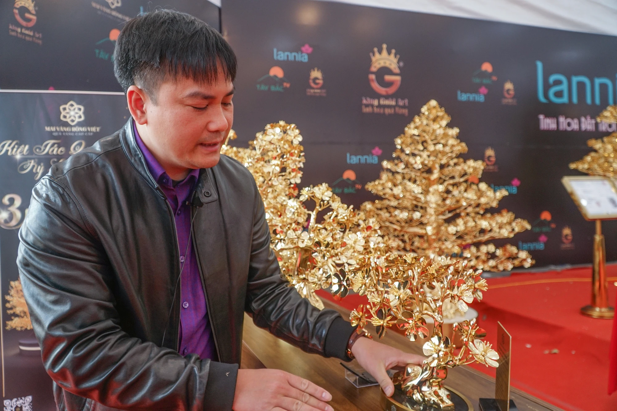 Theo anh Hoàng Văn Định, phụ trách kinh doanh, đây là năm đầu tiên công ty của anh đưa sản phẩm mai vàng bằng đồng mạ vàng ra thị trường. Theo anh Hoàng Văn Định, phụ trách kinh doanh, đây là năm đầu tiên công ty của anh đưa sản phẩm mai vàng bằng đồng mạ vàng ra thị trường.