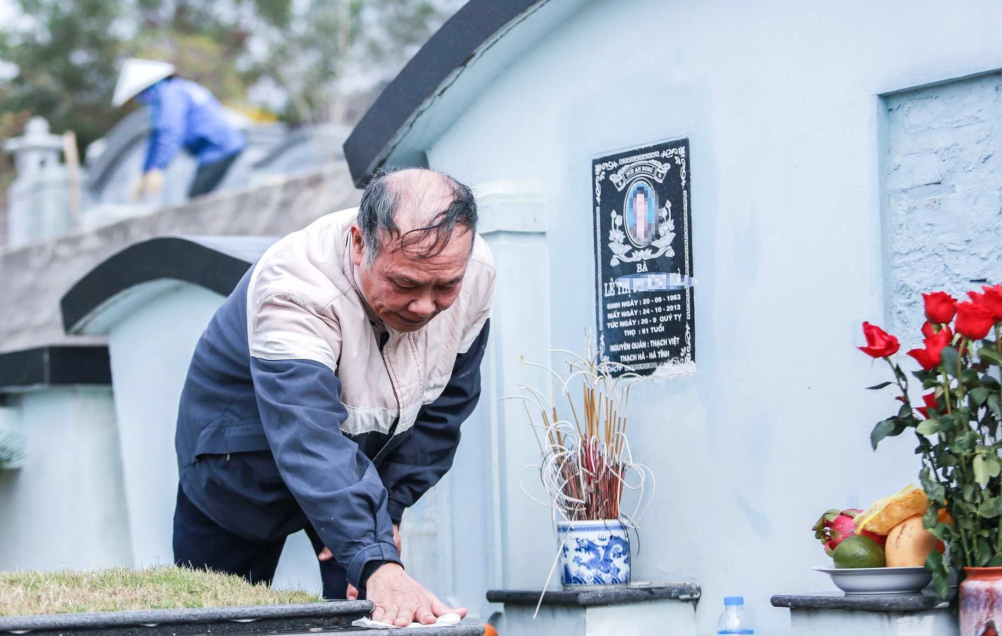 Ông Hồ Đình Tâm (69 tuổi, ở Ba Đình, Hà Nội) chia sẻ: "Sáng sớm gia đình tôi đã lên thắp hương tại chùa Kim Sơn Lạc Hồng và bây giờ xuống phần mộ để thắp hương, mời tổ tiên và bà ấy về ăn Tết cùng gia đình". Ông Hồ Đình Tâm (69 tuổi, ở Ba Đình, Hà Nội) chia sẻ: "Sáng sớm gia đình tôi đã lên thắp hương tại chùa Kim Sơn Lạc Hồng và bây giờ xuống phần mộ để thắp hương, mời tổ tiên và bà ấy về ăn Tết cùng gia đình".
