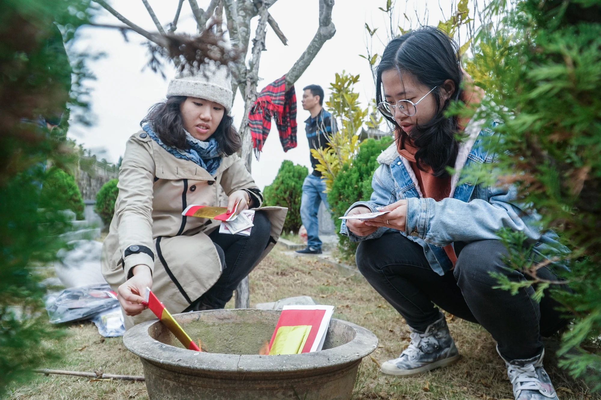 Vì thế, dù có bận đến mấy, các gia đình cũng thu xếp thời gian tảo mộ cuối năm. Vì thế, dù có bận đến mấy, các gia đình cũng thu xếp thời gian tảo mộ cuối năm.