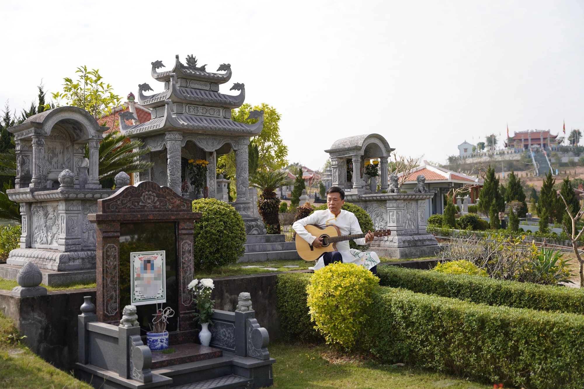“Vợ tôi từng là diễn viên, biên đạo múa nhưng không may mắc bệnh qua đời. Tôi lên đây để tưởng nhớ, chơi những khúc nhạc ngày trước vợ tôi rất thích và mong năm mới luôn bình an, sức khỏe, tài lộc với tất cả mọi người”, ông Bách chia sẻ. “Vợ tôi từng là diễn viên, biên đạo múa nhưng không may mắc bệnh qua đời. Tôi lên đây để tưởng nhớ, chơi những khúc nhạc ngày trước vợ tôi rất thích và mong năm mới luôn bình an, sức khỏe, tài lộc với tất cả mọi người”, ông Bách chia sẻ.