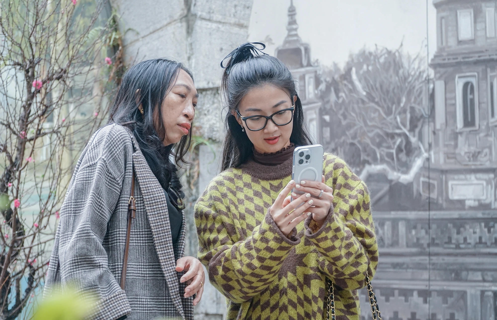 Cạnh đó, nhiều người cũng đang say đắm bên những bức bích họa, tất cả cùng mải mê chọn những góc ảnh đẹp nhất cho riêng mình. Cạnh đó, nhiều người cũng đang say đắm bên những bức bích họa, tất cả cùng mải mê chọn những góc ảnh đẹp nhất cho riêng mình.