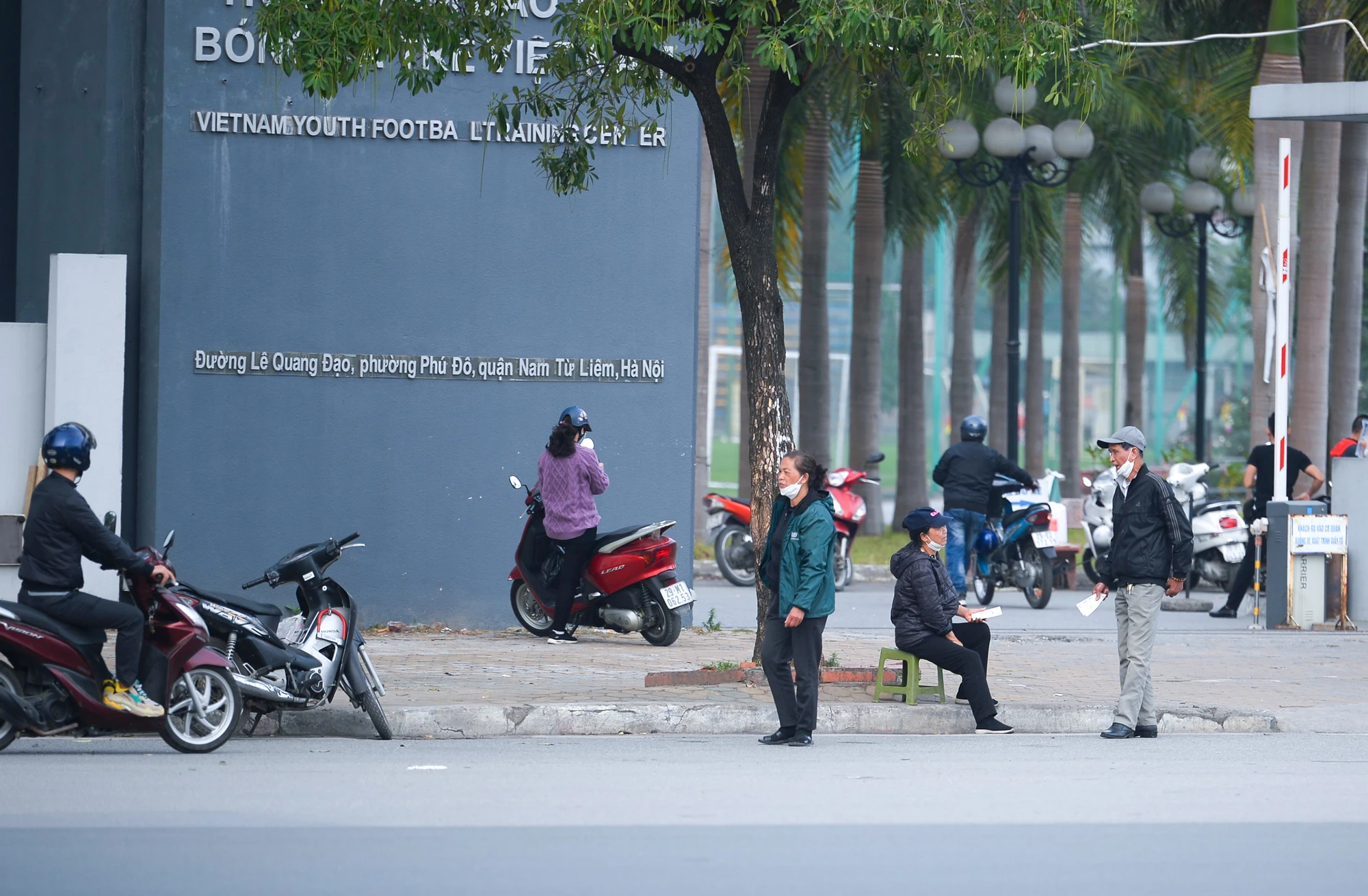 Các 'phe vé' nắm được tâm lý của khách hàng muốn xem cuộc đối đầu giữa hai đội bóng xuất sắc nhất Đông Nam Á ở thời điểm hiện tại nên "ôm" vé với đủ các loại mệnh giá để bán lại kiếm lời. Các 'phe vé' nắm được tâm lý của khách hàng muốn xem cuộc đối đầu giữa hai đội bóng xuất sắc nhất Đông Nam Á ở thời điểm hiện tại nên "ôm" vé với đủ các loại mệnh giá để bán lại kiếm lời.