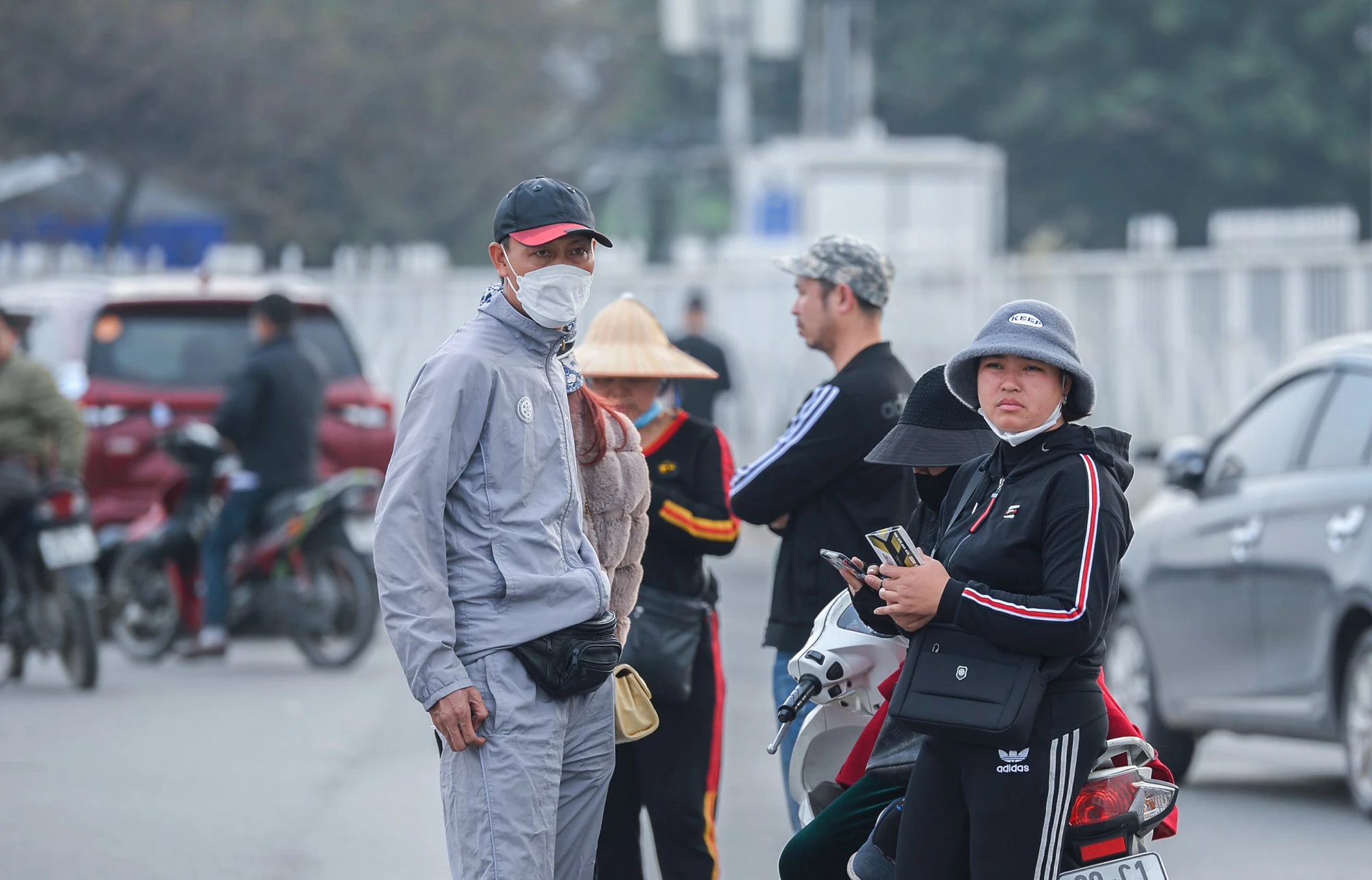 Người bán vé túc trực liên tục bên ngoài sân vận động Mỹ Đình. Người bán vé túc trực liên tục bên ngoài sân vận động Mỹ Đình.