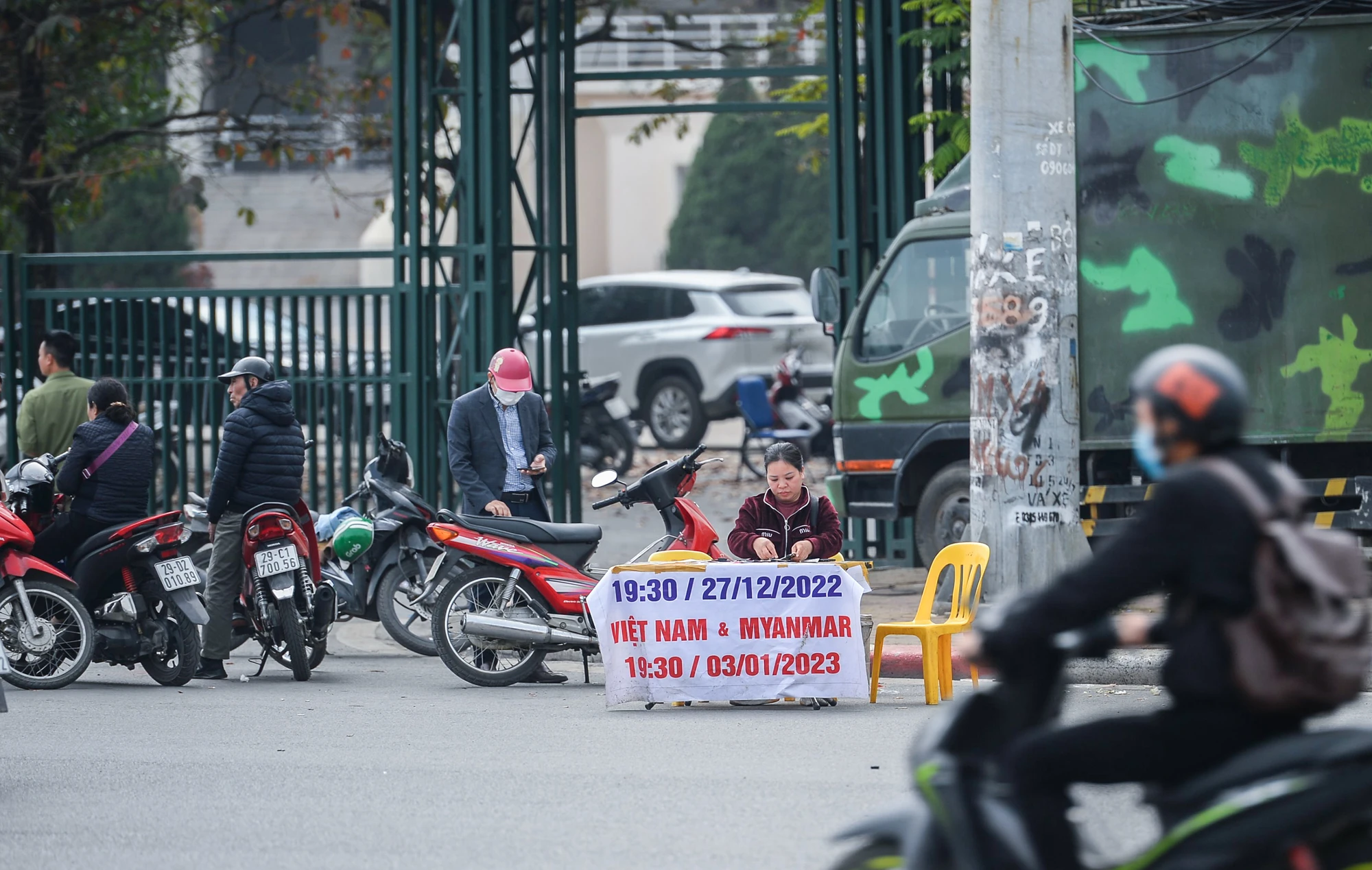 Cũng theo một số người bán ở đây, giá vé trận chung kết AFF Cup 2022 dao động từ 2 triệu đến 2,5 triệu đồng là khá "mềm". Cũng theo một số người bán ở đây, giá vé trận chung kết AFF Cup 2022 dao động từ 2 triệu đến 2,5 triệu đồng là khá "mềm".