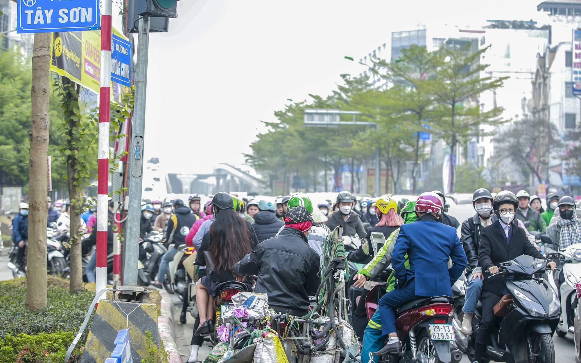 Tại đây, nhiều người dân bất chấp phân luồng đã di chuyển ngược chiều khiến nên việc ùn tắc giao thông càng trở nên trầm trọng. Tại đây, nhiều người dân bất chấp phân luồng đã di chuyển ngược chiều khiến nên việc ùn tắc giao thông càng trở nên trầm trọng.
