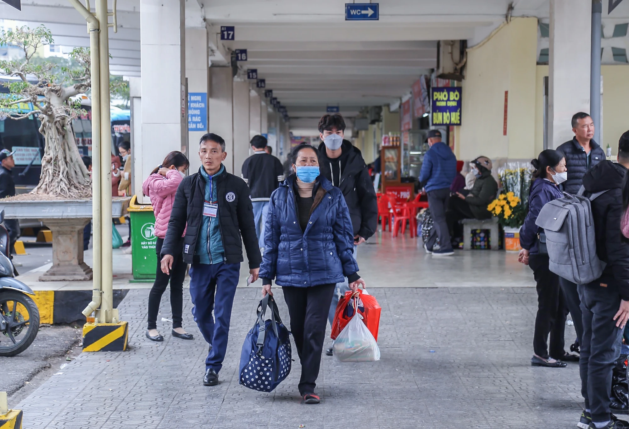 Hình ảnh "tay xách nách mang" của người dân là những gì thường thấy ở thời điểm này. Hình ảnh "tay xách nách mang" của người dân là những gì thường thấy ở thời điểm này.