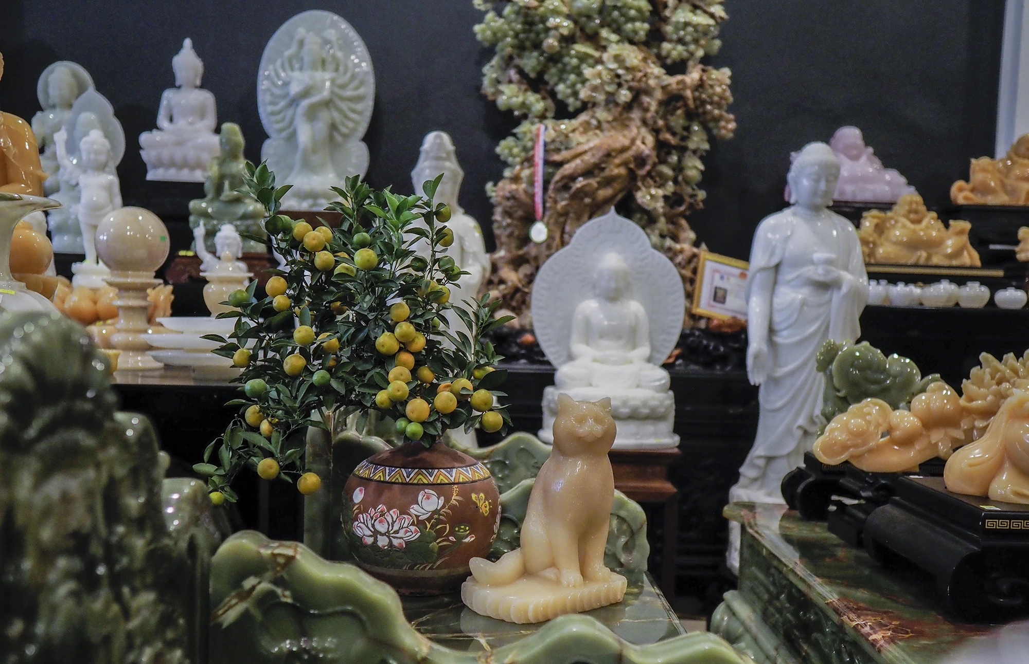 Trong phong thủy, con mèo được xem là linh thú cát tường, có thể nhờ linh lực của nó hóa giải sát khí. Trong phong thủy, con mèo được xem là linh thú cát tường, có thể nhờ linh lực của nó hóa giải sát khí.