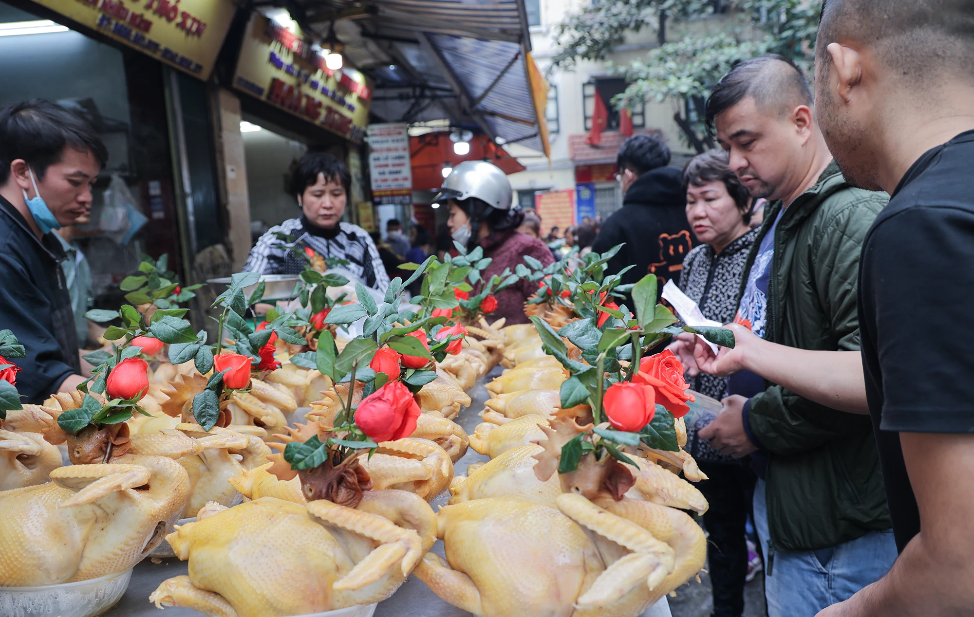 “Năm nào cũng vậy, sáng 30 Tết tôi lại đến chợ mua gà cúng giao thừa. Lên đây mua rất tiện, về nhà chỉ việc bày ra cúng, không phải mất thời gian nấu nướng. Tuy nhiên, thời gian chờ đợi mua gà hơi lâu. Tôi thấy giá gà năm nay không tăng so với năm ngoái”- một người dân chia sẻ. “Năm nào cũng vậy, sáng 30 Tết tôi lại đến chợ mua gà cúng giao thừa. Lên đây mua rất tiện, về nhà chỉ việc bày ra cúng, không phải mất thời gian nấu nướng. Tuy nhiên, thời gian chờ đợi mua gà hơi lâu. Tôi thấy giá gà năm nay không tăng so với năm ngoái”- một người dân chia sẻ.