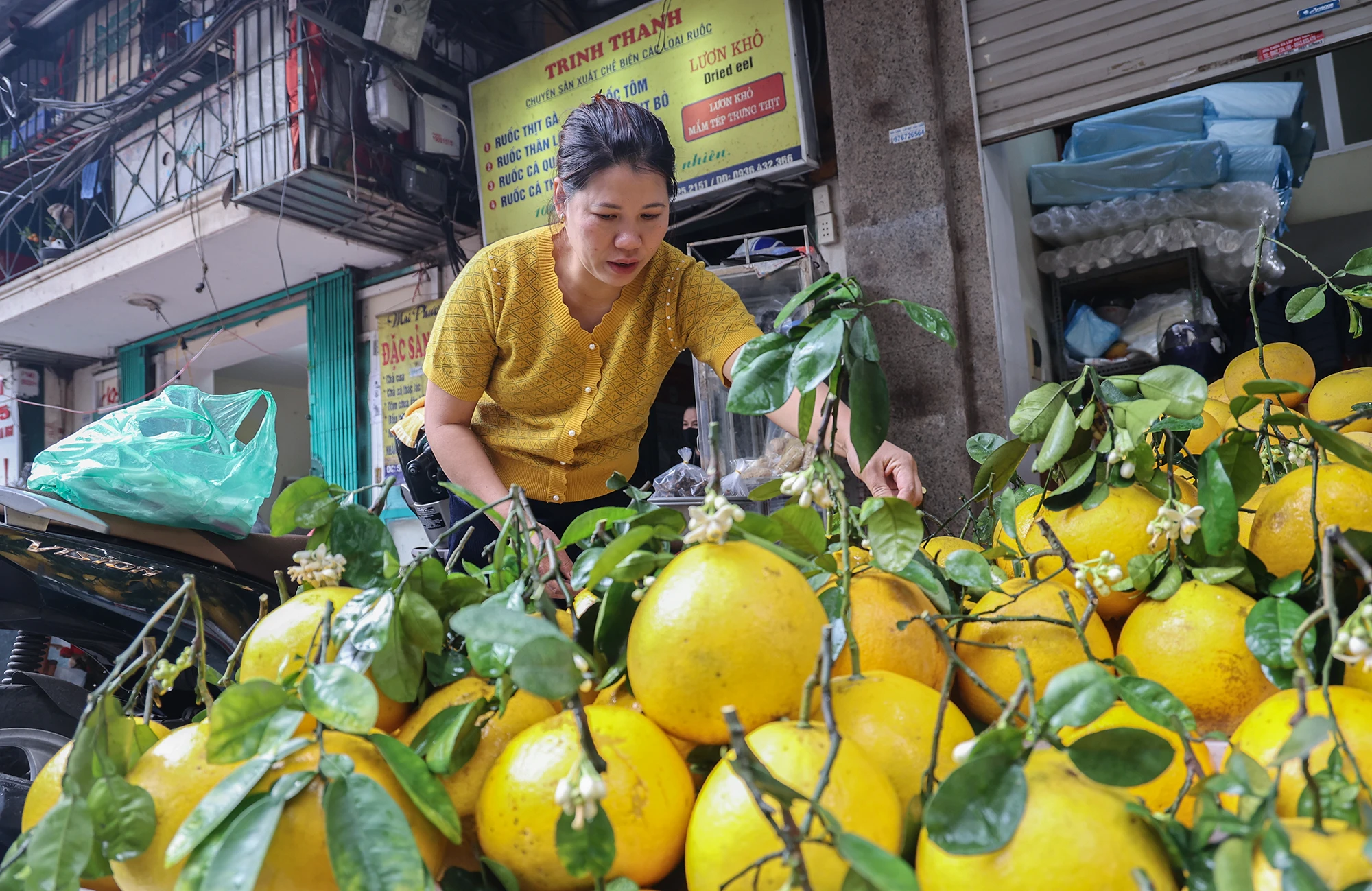 Ngoài các thực phẩm, các loại hoa quả cũng là món đồ không thể thiếu trong mâm cúng. Ngoài các thực phẩm, các loại hoa quả cũng là món đồ không thể thiếu trong mâm cúng.