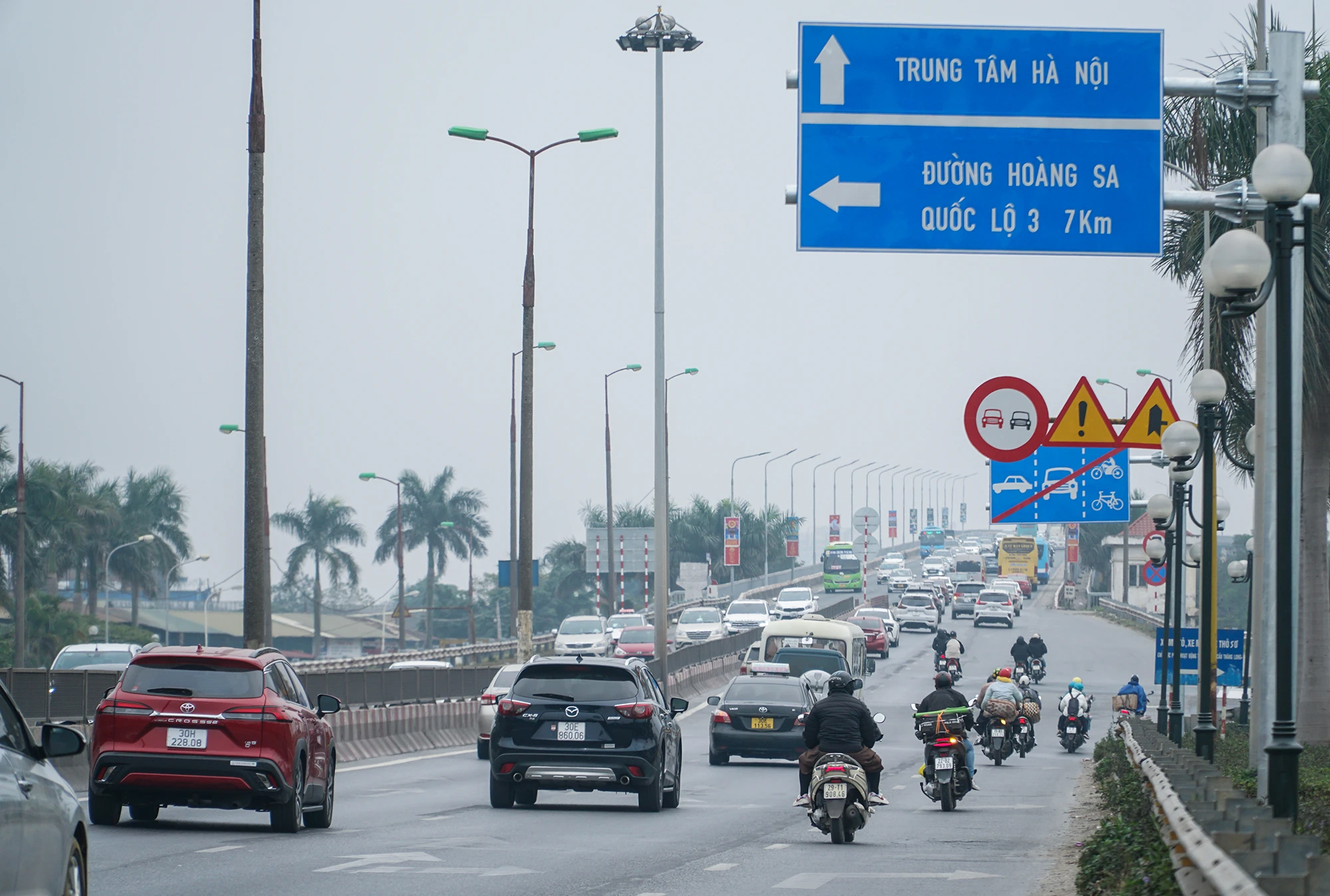 Theo ghi nhận tại nhiều tuyến đường dẫn vào TP Hà Nội vào chiều ngày 26-1 (tức mùng 5 Tết Nguyên đán) nhiều người dân đã trở lại Thủ đô để ngày mai bắt đầu trở lại làm việc. Theo ghi nhận tại nhiều tuyến đường dẫn vào TP Hà Nội vào chiều ngày 26-1 (tức mùng 5 Tết Nguyên đán) nhiều người dân đã trở lại Thủ đô để ngày mai bắt đầu trở lại làm việc.