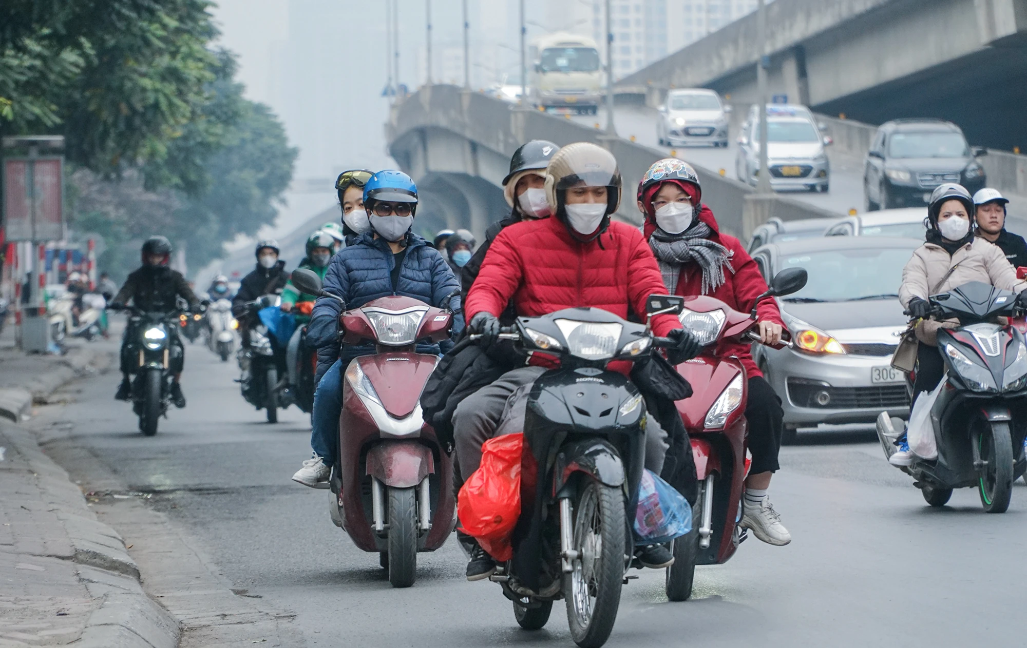 Tại đường Khuất Duy Tiến, mặc dù không phải chen chúc hay đi lên vỉa hè như trước, nhưng người tham gia giao thông ở đây bắt đầu phải di chuyển chậm chạp. Tại đường Khuất Duy Tiến, mặc dù không phải chen chúc hay đi lên vỉa hè như trước, nhưng người tham gia giao thông ở đây bắt đầu phải di chuyển chậm chạp.