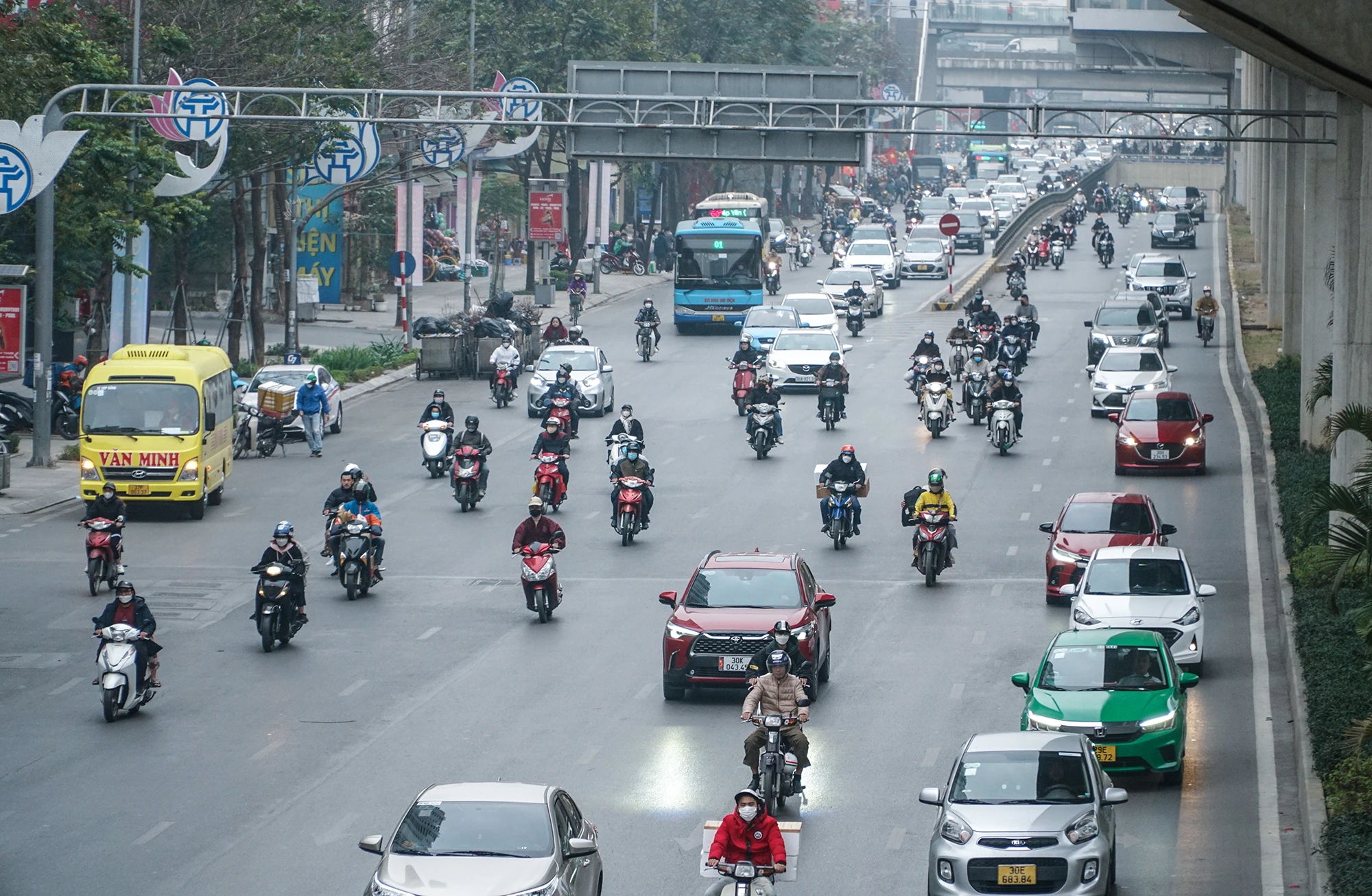 Tình trạng trên cũng xuất hiện trên đường Nguyễn Trãi ở cả hai chiều. Tình trạng trên cũng xuất hiện trên đường Nguyễn Trãi ở cả hai chiều.