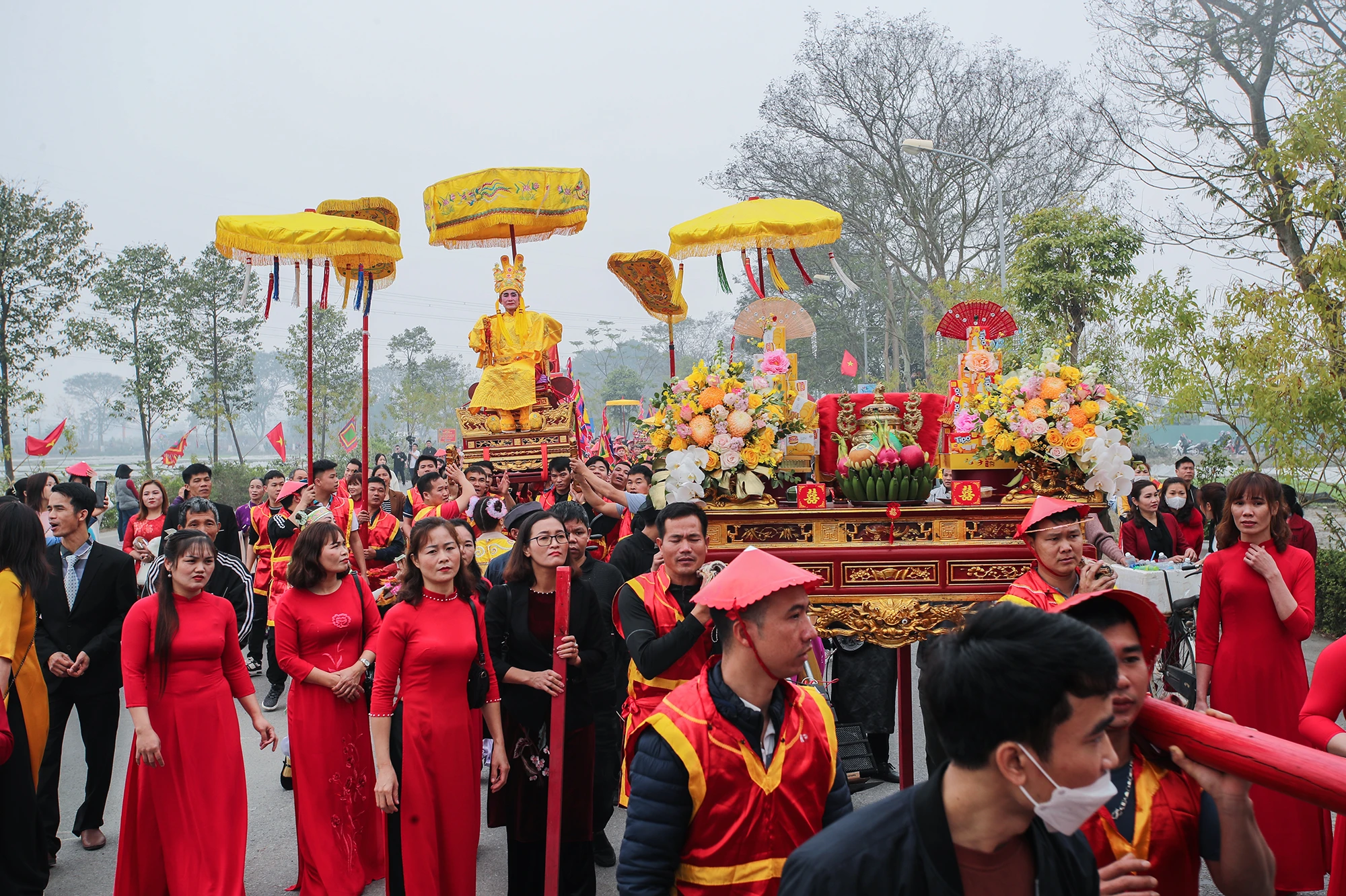 Sau khi được rước từ Đình làng, vua làm lễ tế Cao Sơn Đại Vương tại đền Thượng, còn chúa thì bái ngài Huyền Thiên Trấn Vũ tại đền Sái. Sau đó, chúa đi bộ về đền Thượng đón vua và thực hiện nghi lễ chính thức. Sau khi được rước từ Đình làng, vua làm lễ tế Cao Sơn Đại Vương tại đền Thượng, còn chúa thì bái ngài Huyền Thiên Trấn Vũ tại đền Sái. Sau đó, chúa đi bộ về đền Thượng đón vua và thực hiện nghi lễ chính thức.