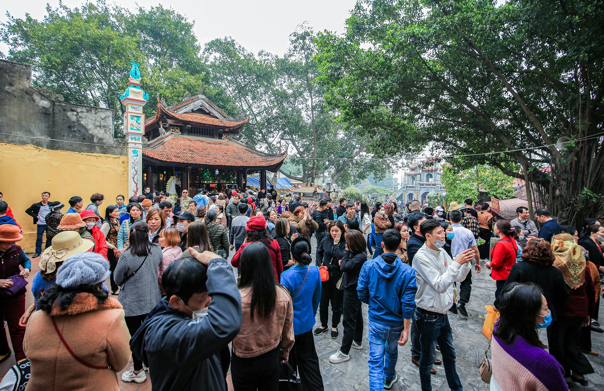 Hàng nghìn người đổ về đền Bà Chúa Kho dịp đầu năm mới