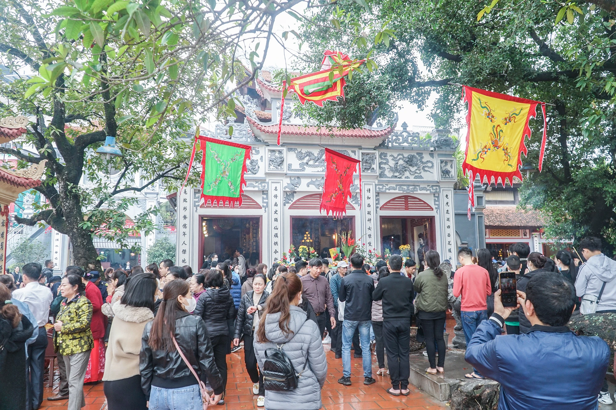 Phủ Tây Hồ được coi là một trong những địa điểm tâm linh được nhiều người tìm về nhất tại Hà Nội. Phủ Tây Hồ được coi là một trong những địa điểm tâm linh được nhiều người tìm về nhất tại Hà Nội.