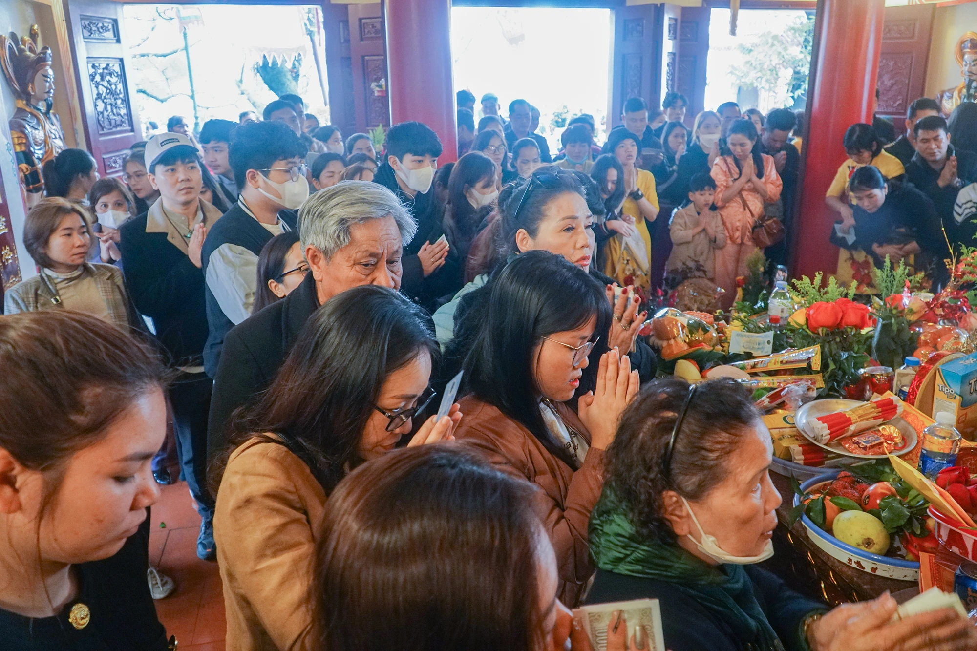Xuống hạ giới, nàng chu du, khám phá khắp mọi miền, qua đảo Tây Hồ dừng lại, phát hiện ra đây là nơi địa linh sơn thủy hữu tình, bèn lưu lại mở quán nước làm cớ vui thú văn chương giữa thiên nhiên huyền diệu. Xuống hạ giới, nàng chu du, khám phá khắp mọi miền, qua đảo Tây Hồ dừng lại, phát hiện ra đây là nơi địa linh sơn thủy hữu tình, bèn lưu lại mở quán nước làm cớ vui thú văn chương giữa thiên nhiên huyền diệu.