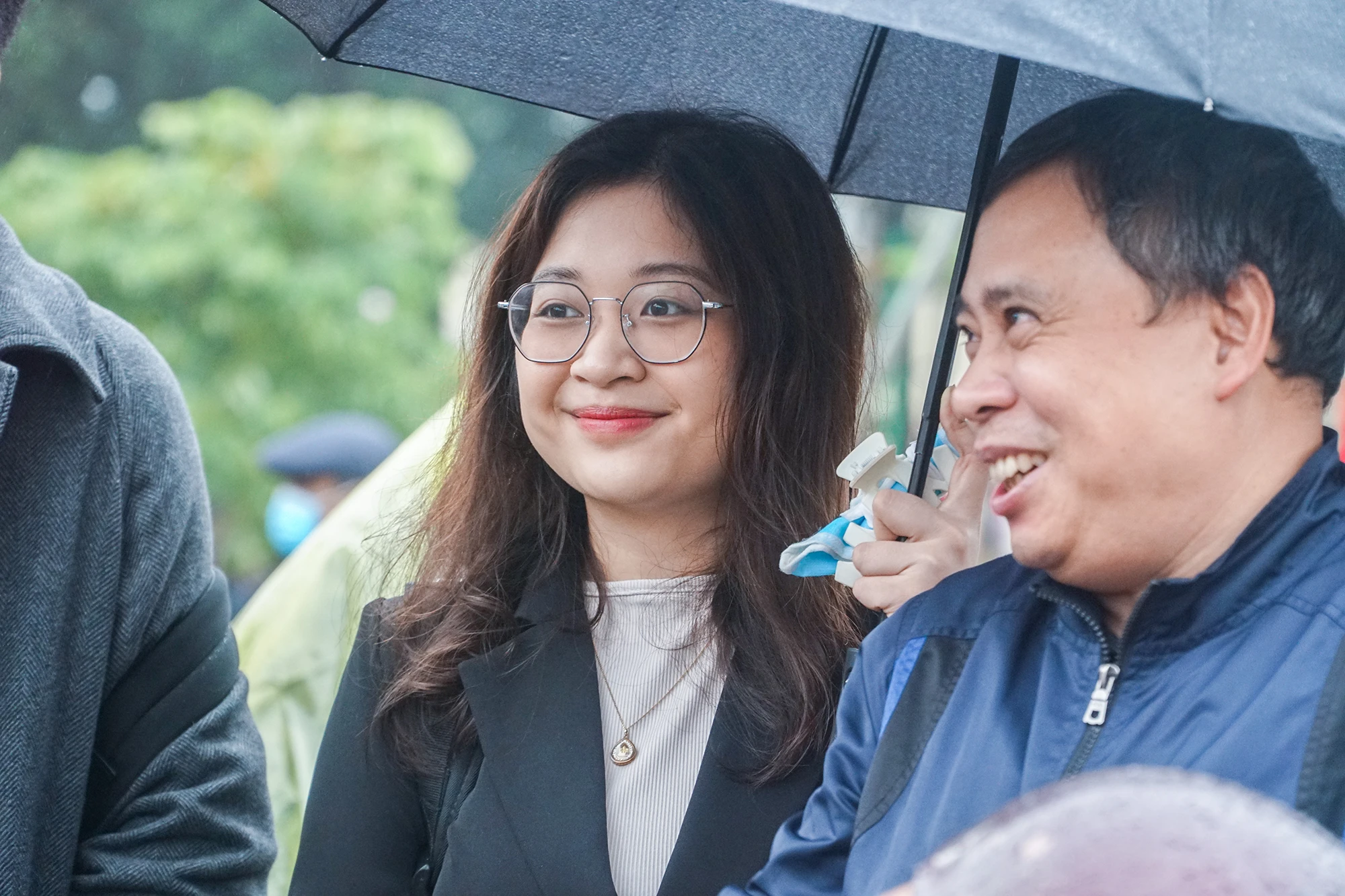 Dù thời tiết có mưa nặng hạt, nhưng nhiều người thân của các tân binh đã tới để động viên con em mình lên đường nhập ngũ. Ảnh: PH Dù thời tiết có mưa nặng hạt, nhưng nhiều người thân của các tân binh đã tới để động viên con em mình lên đường nhập ngũ. Ảnh: PH