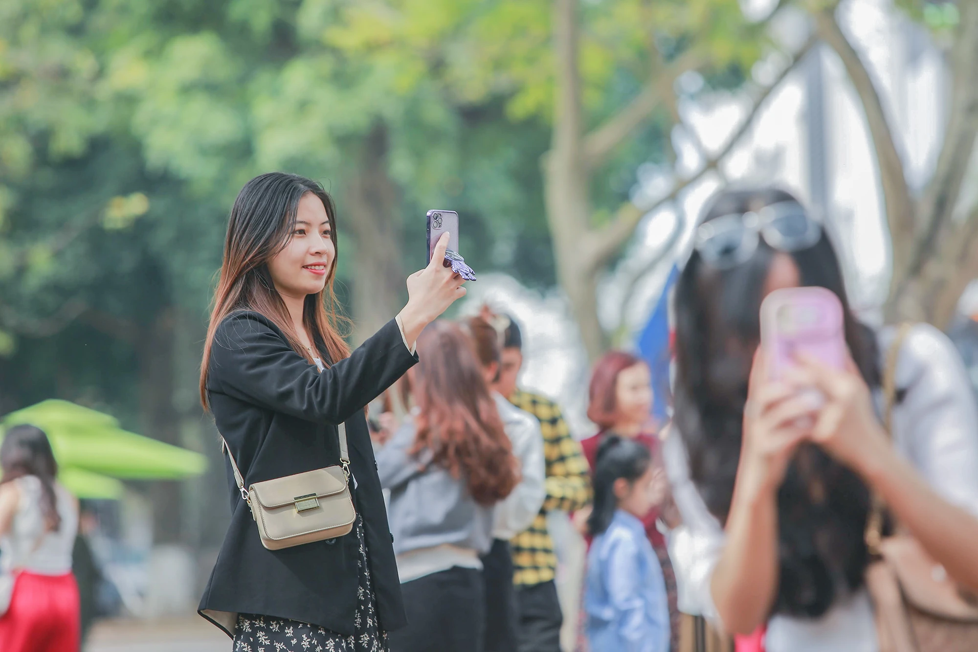 Bạn Hồ Thị Thành chia sẻ: “Tình cờ lướt mạng xã hội thấy hình ảnh lá đổ vàng rất đẹp tại đường Hoàng Hoa Thám, Phan Đình Phùng nên mình cũng tranh thủ đến check-in trước khi hàng cây thay lá hết”. Bạn Hồ Thị Thành chia sẻ: “Tình cờ lướt mạng xã hội thấy hình ảnh lá đổ vàng rất đẹp tại đường Hoàng Hoa Thám, Phan Đình Phùng nên mình cũng tranh thủ đến check-in trước khi hàng cây thay lá hết”.