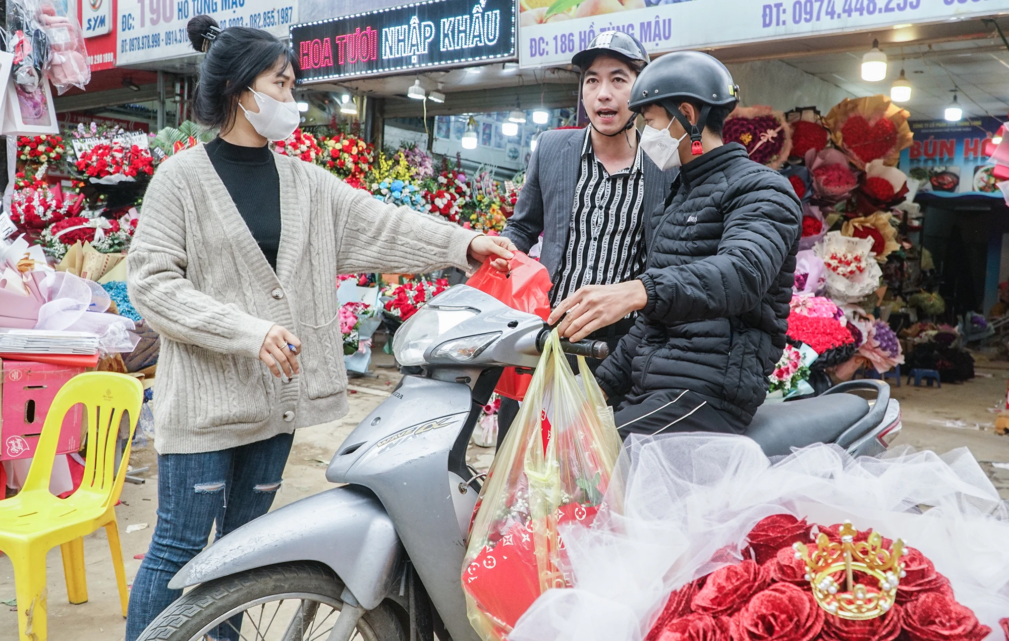 Nghề ship hàng cũng "được mùa" trong những ngày này. Nghề ship hàng cũng "được mùa" trong những ngày này.