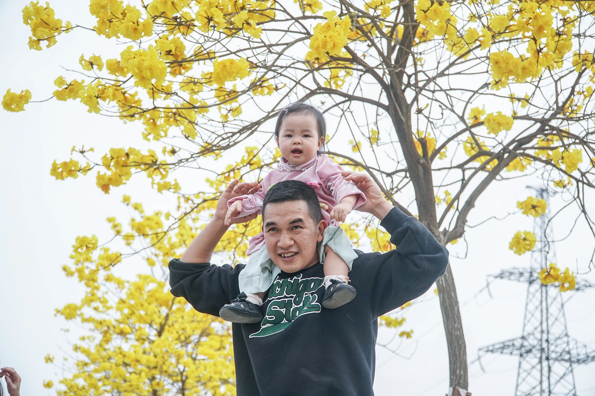 Nhiều gia đình tranh thủ thời tiết nắng ráo, cùng nhau đi chơi phố, ngắm hoa và lưu lại những khoảnh khắc đáng nhớ. Nhiều gia đình tranh thủ thời tiết nắng ráo, cùng nhau đi chơi phố, ngắm hoa và lưu lại những khoảnh khắc đáng nhớ.