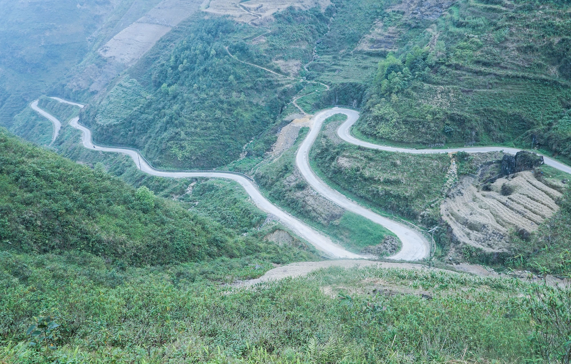 Hà Giang vốn nổi tiếng với những cung đường quanh co khúc khuỷu, với những cảnh quan hùng vĩ của vùng cao nguyên đá. Hà Giang vốn nổi tiếng với những cung đường quanh co khúc khuỷu, với những cảnh quan hùng vĩ của vùng cao nguyên đá.
