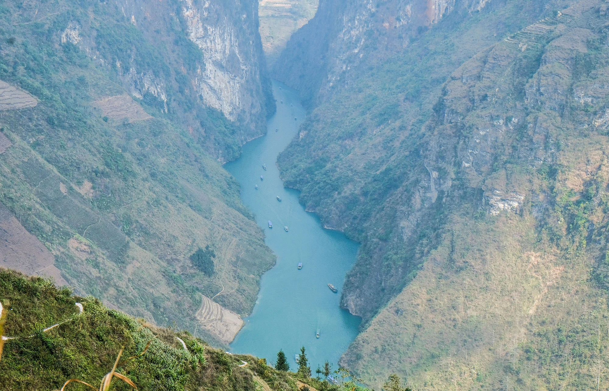 Hẻm Tu Sản có chiều dài 1,7 km cùng độ sâu gần 1.000 m, đồng thời là danh thắng kì vĩ độc nhất nơi cao nguyên đá Đồng Văn. Hẻm Tu Sản có chiều dài 1,7 km cùng độ sâu gần 1.000 m, đồng thời là danh thắng kì vĩ độc nhất nơi cao nguyên đá Đồng Văn.