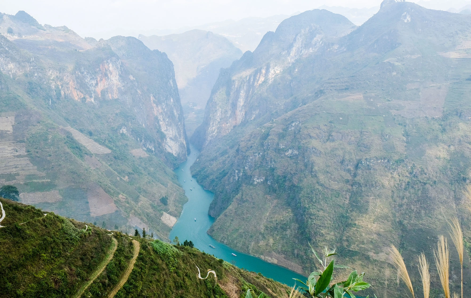 Không phải ngẫu nhiên mà mọi người lại ưu ái gọi hẻm Tu Sản là "đệ nhất hùng quan". Hẻm vực này sở hữu vách đá với chiều cao ấn tượng lên đến 700 - 800 m. Không phải ngẫu nhiên mà mọi người lại ưu ái gọi hẻm Tu Sản là "đệ nhất hùng quan". Hẻm vực này sở hữu vách đá với chiều cao ấn tượng lên đến 700 - 800 m.