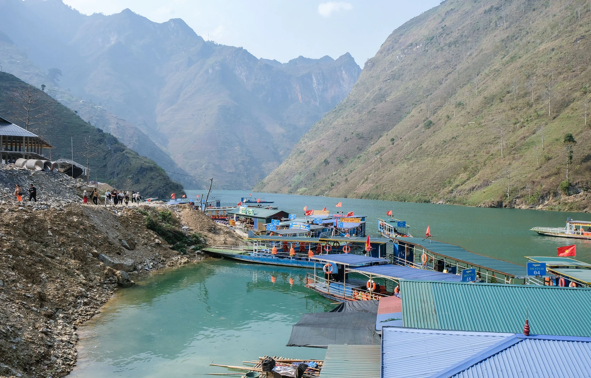 Dưới bến thuyền, nhiều du khách tấp nập ra vào để đi tham quan dòng sông Nho Quế và hẻm Tu Sản. Dưới bến thuyền, nhiều du khách tấp nập ra vào để đi tham quan dòng sông Nho Quế và hẻm Tu Sản.