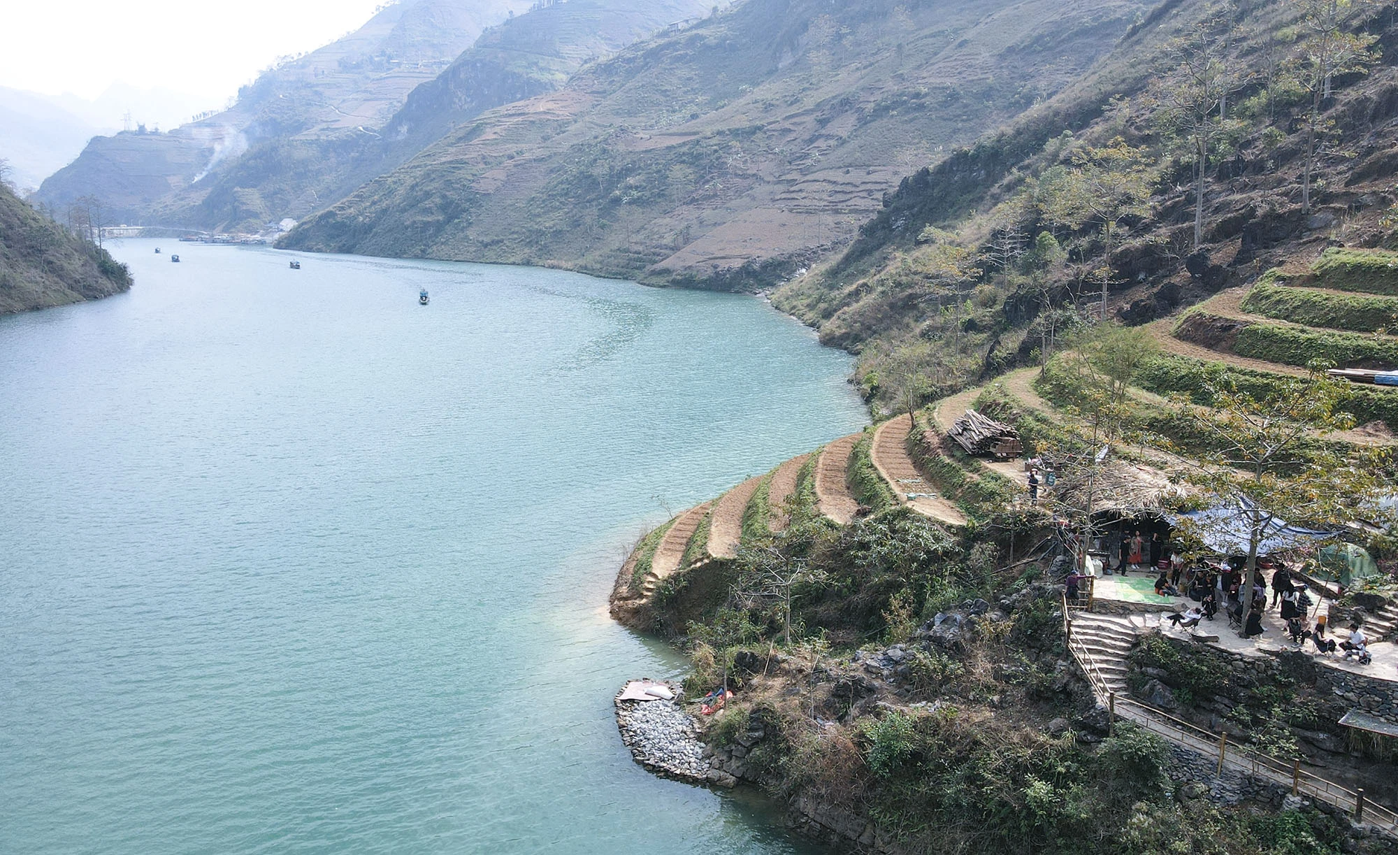 Trong những năm trở lại đây, nhiều người đến với Hà Giang để tham quan, đặc biệt là mong muốn được tận mắt ngắm nhìn dòng sông Nho Quế và hẻm Tu Sản. Trong những năm trở lại đây, nhiều người đến với Hà Giang để tham quan, đặc biệt là mong muốn được tận mắt ngắm nhìn dòng sông Nho Quế và hẻm Tu Sản.