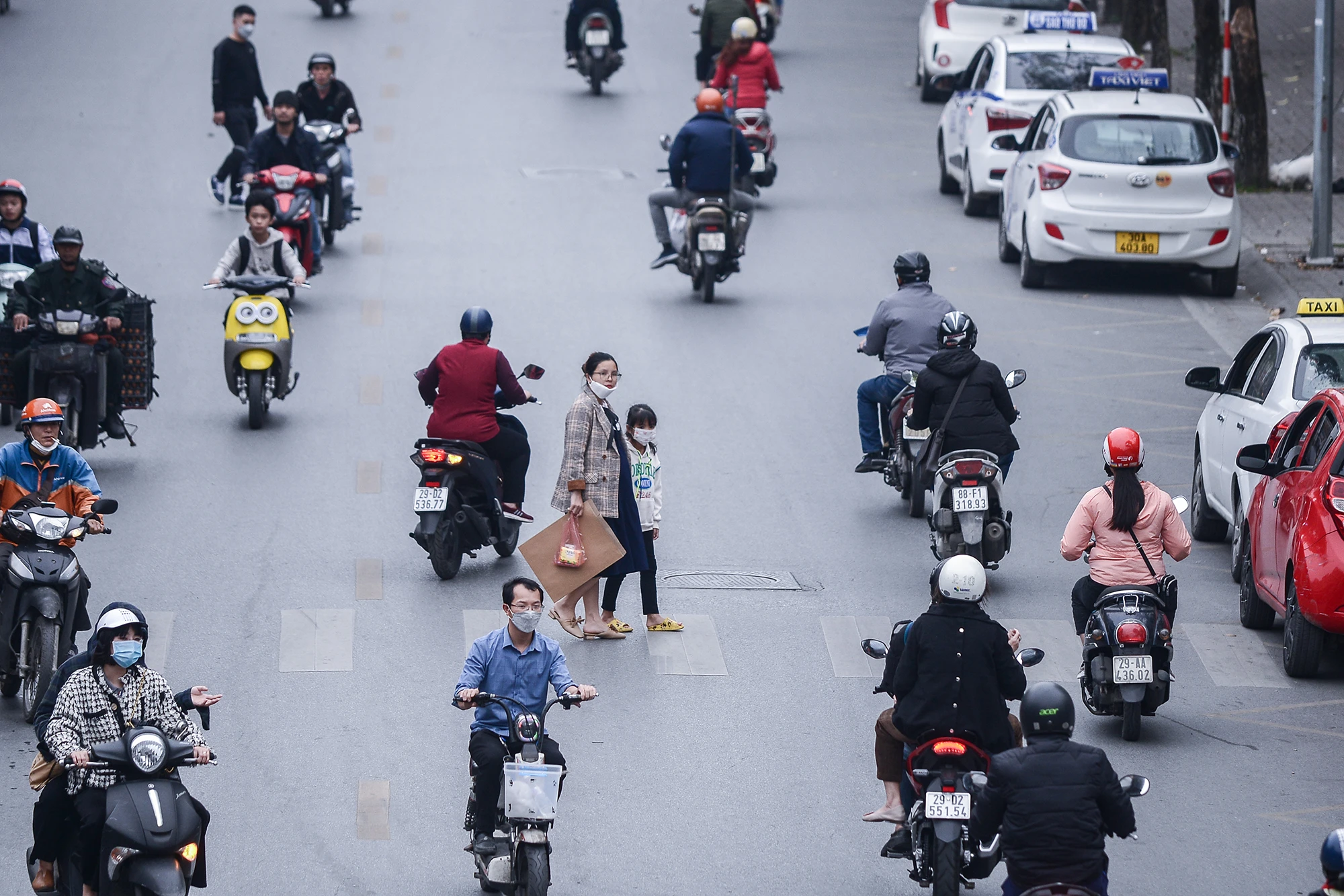 Tình trạng người dân sang đường không đúng quy định diễn ra phổ biến bất chấp nguy hiểm, trong khi nhiều cầu vượt ở Hà Nội bị người dân "lãng quên", ít sử dụng.