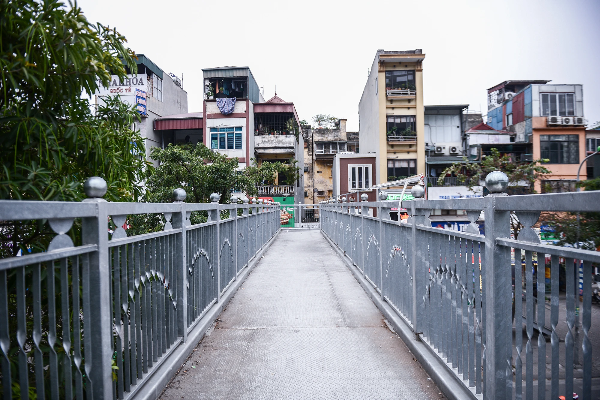 Trong ảnh là cầu bộ hành trước cổng Bệnh viện Thanh Nhàn nhằm đảm bảo an toàn cho người đi bộ, tuy nhiên rất ít người dân sử dụng lối đi này.