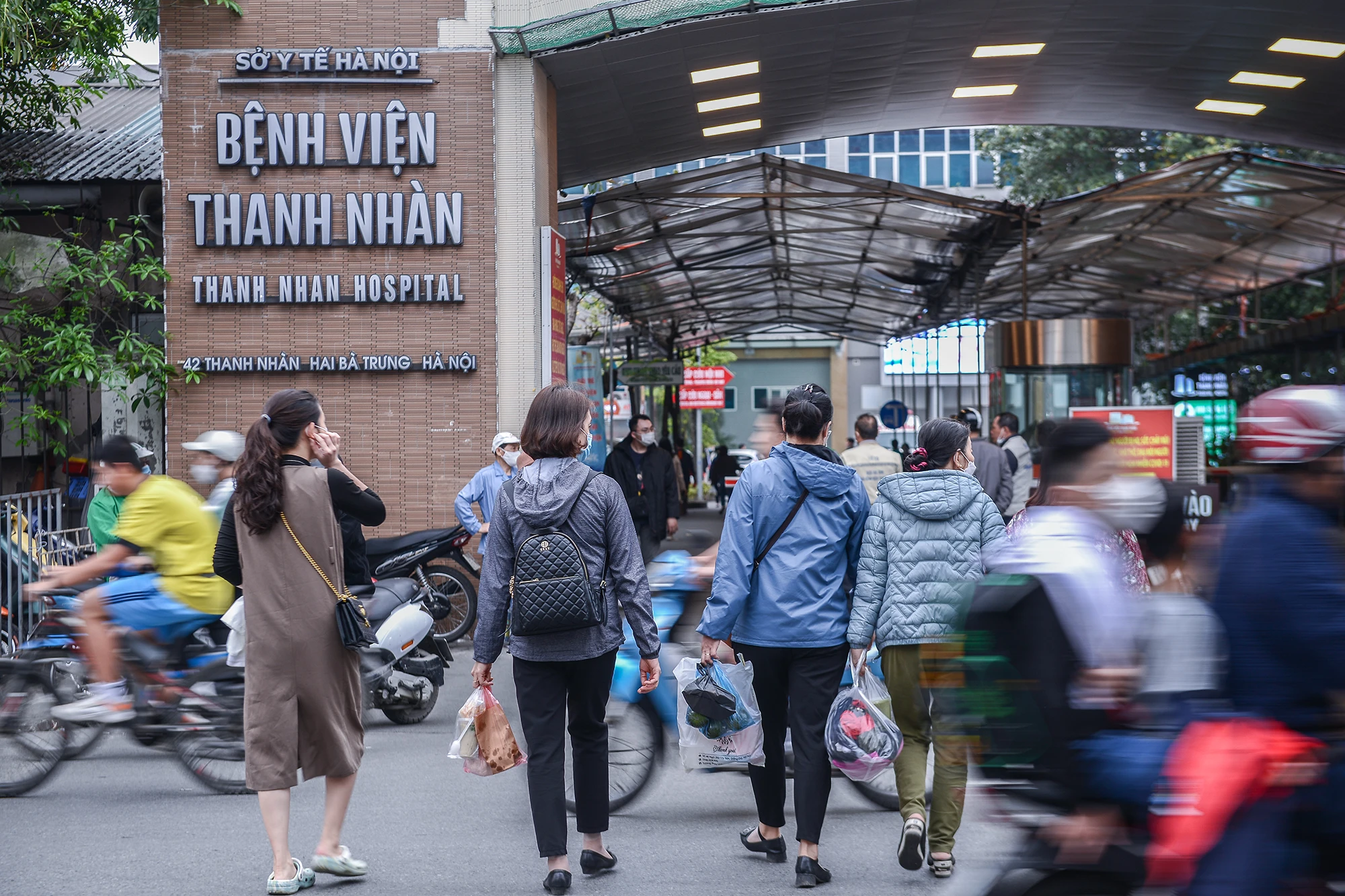 Tuy nhiên gần đó là khu vực trước cổng Bệnh viện Thanh Nhàn, tình trạng người dân vô tư qua đường ngay giữa dòng xe cộ cũng không còn xa lạ. Không ít vụ tai nạn xảy ra ngay trước cổng bệnh viện.