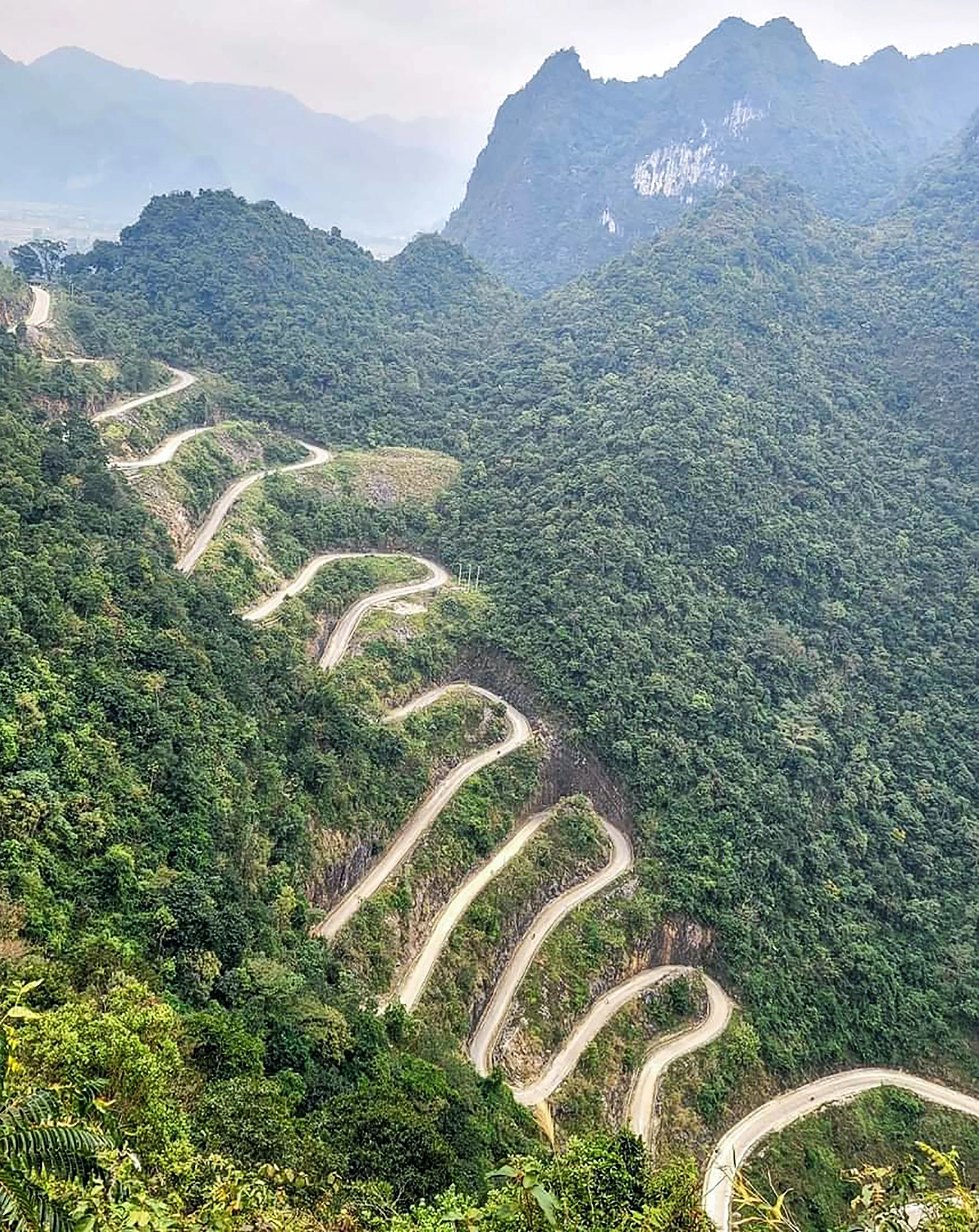 Có đoạn con đường giống như những bậc thang lên cổng trời. Có đoạn con đường giống như những bậc thang lên cổng trời.
