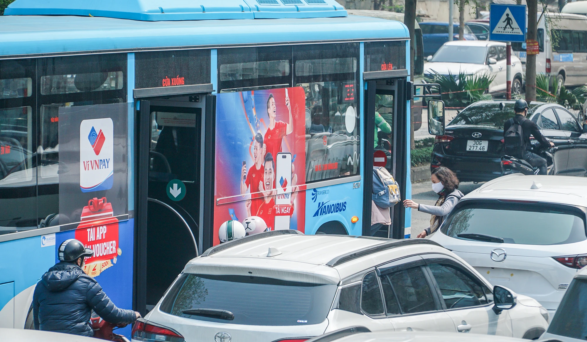 Tại đây, những hàng phương tiện đỗ trước điểm xe buýt, khiến cho xe buýt phải đón trả khách ngay dưới lòng đường. Tại đây, những hàng phương tiện đỗ trước điểm xe buýt, khiến cho xe buýt phải đón trả khách ngay dưới lòng đường.
