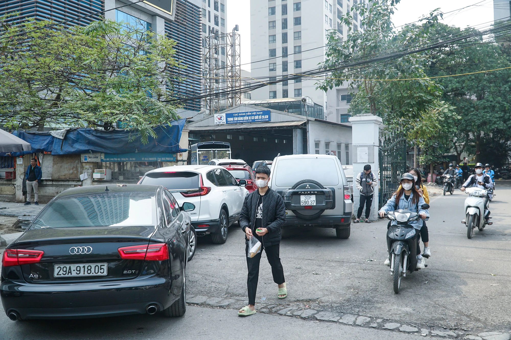 Anh Nguyễn Xuân Tuân (tài xế) cho biết: "Hôm qua tôi ra, nhưng đông quá nên phải quay về, hôm nay đi từ 7 giờ sáng nhưng đến trưa vẫn phải chờ đợi, không biết khi nào mới đến lượt". Anh Nguyễn Xuân Tuân (tài xế) cho biết: "Hôm qua tôi ra, nhưng đông quá nên phải quay về, hôm nay đi từ 7 giờ sáng nhưng đến trưa vẫn phải chờ đợi, không biết khi nào mới đến lượt".