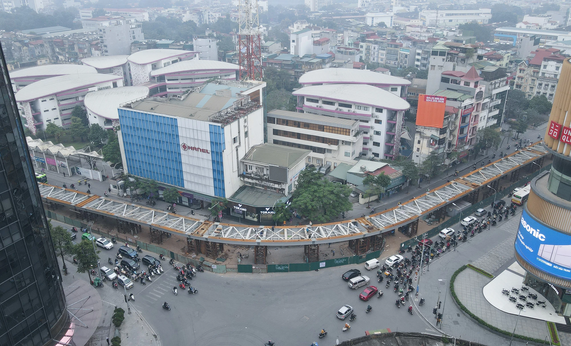 Sau hơn 15 tháng thi công, hiện cầu vượt hình chữ C với mức đầu tư 147 tỉ đồng tại nút giao Chùa Bộc - Phạm Ngọc Thạch đã lộ diện hình hài, dự kiến sẽ thông xe vào dịp 30-4.