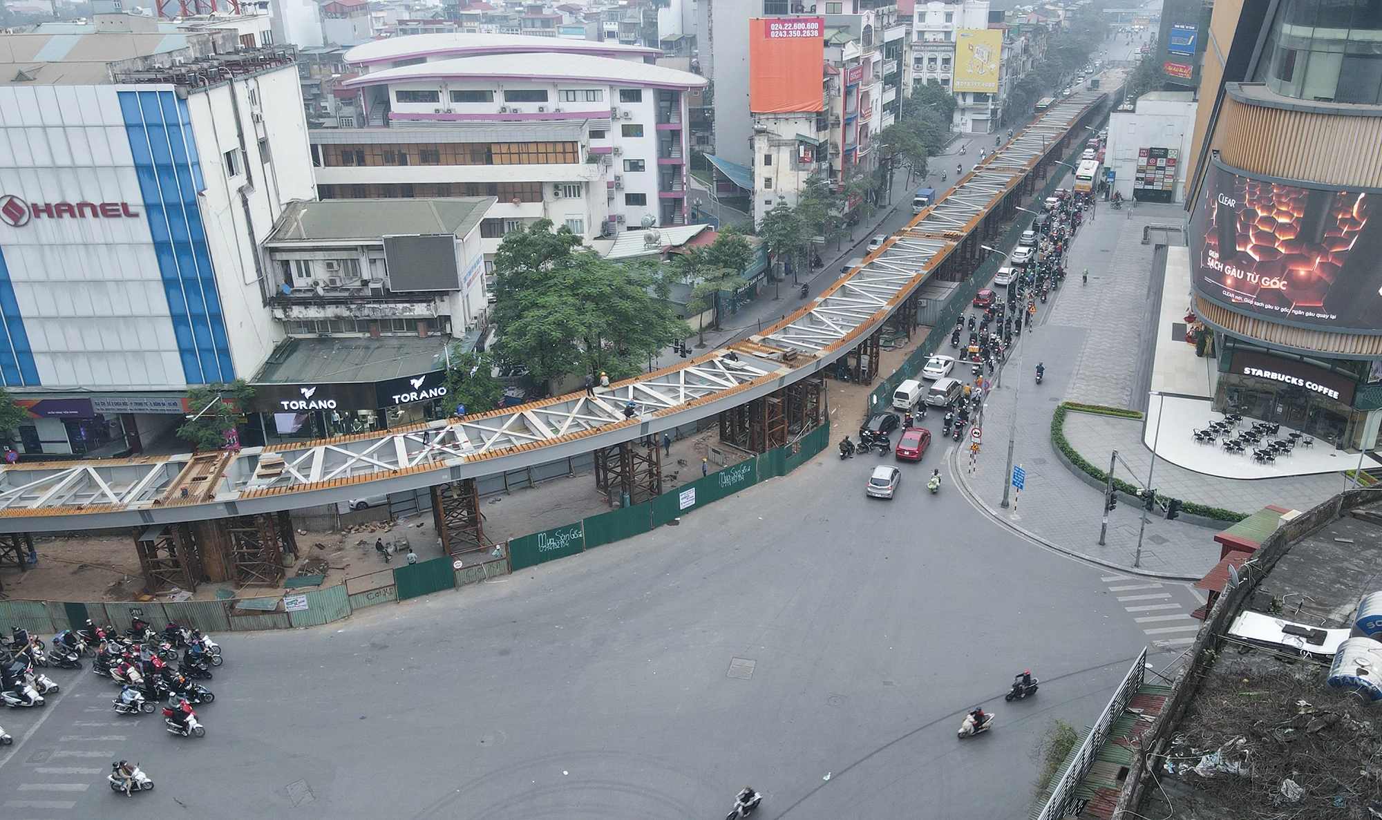 Hiện nhà thầu đã cũng đã rào chắn cố định trên đường Chùa Bộc - Phạm Ngọc Thạch phục vụ thi công phần trên cầu tại nút giao này và cấm các phương tiện hướng từ Phạm Ngọc Thạch đi Tôn Thất Tùng, Đông Tác và các phương tiện rẽ trái từ Tôn Thất Tùng đi Chùa Bộc.
