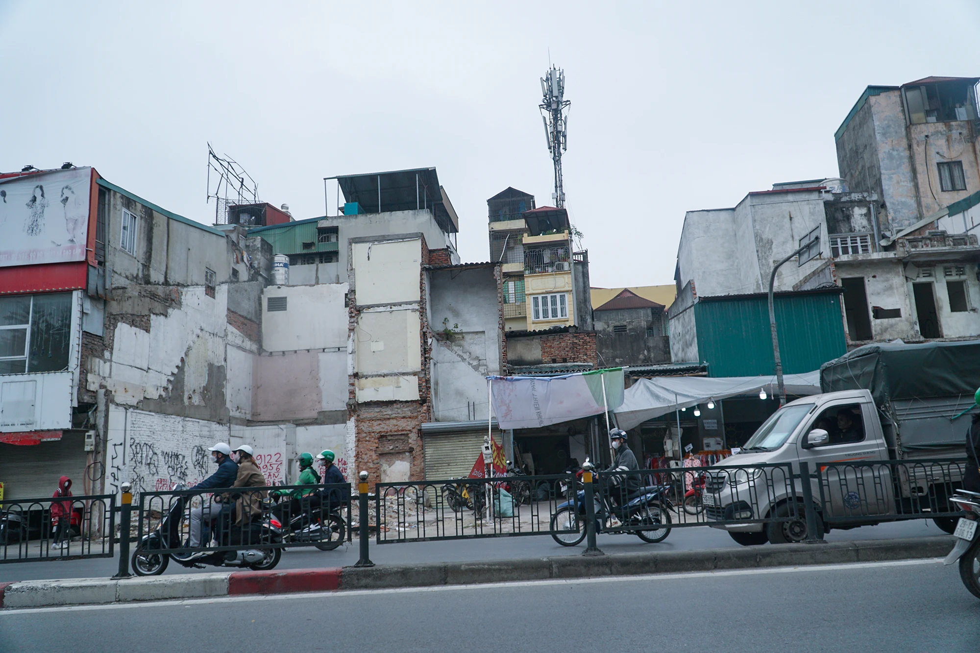 Một số căn nhà ở phố chùa Bộc đã giải tỏa, sẵn sàng phục vụ cho việc mở rộng lòng đường sau khi cầu vượt đi vào hoạt động.