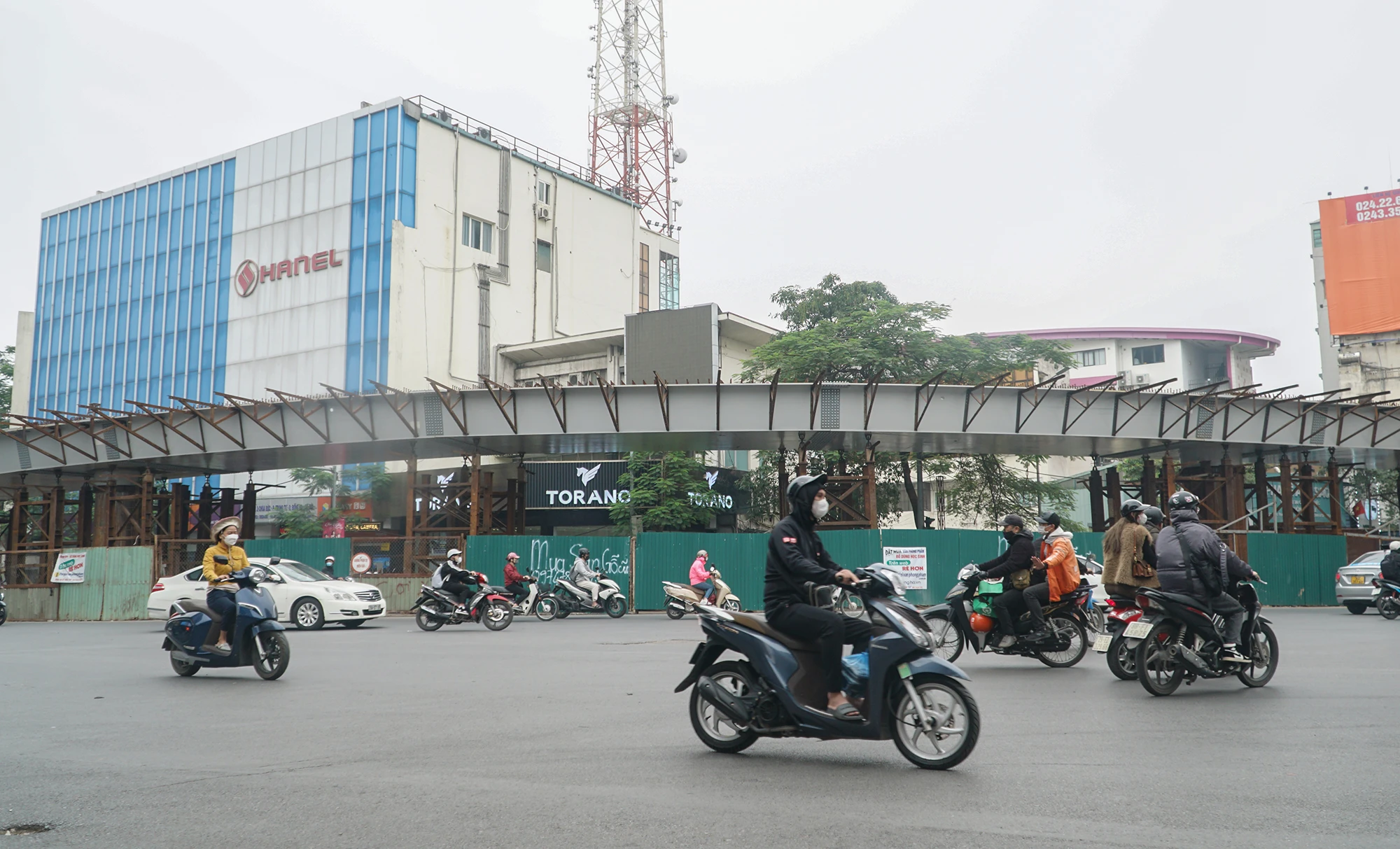 Ông Nguyễn Văn Thắng, Giám đốc nhà thầu dự án cầu vượt hình chữ C cho biết, hiện tại, cây cầu đã lắp dựng xong hạng mục kết cấu thép, ước tính đạt 80% tiến độ.